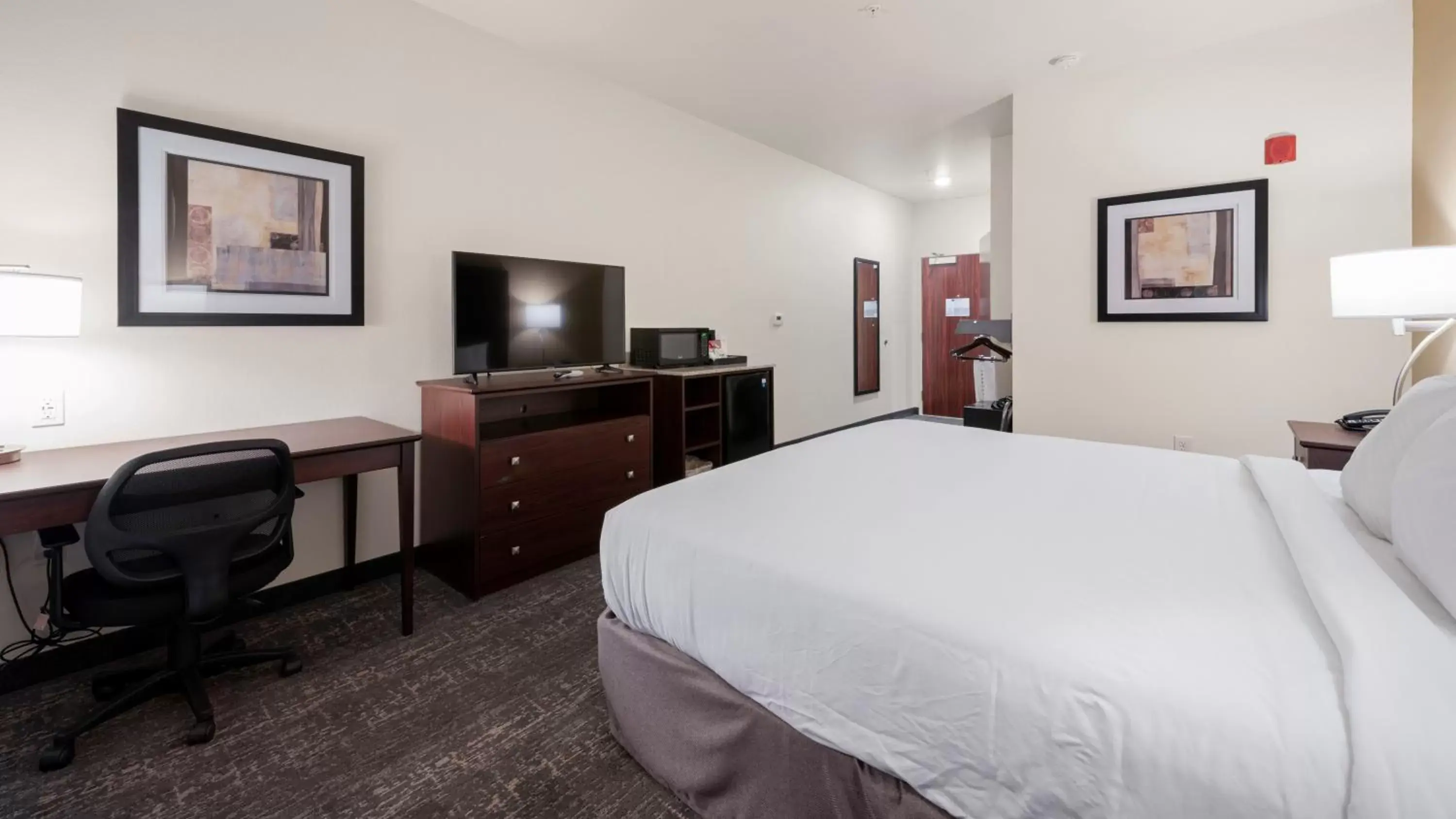 Bed in Cobblestone Hotel & Suites - Two Rivers