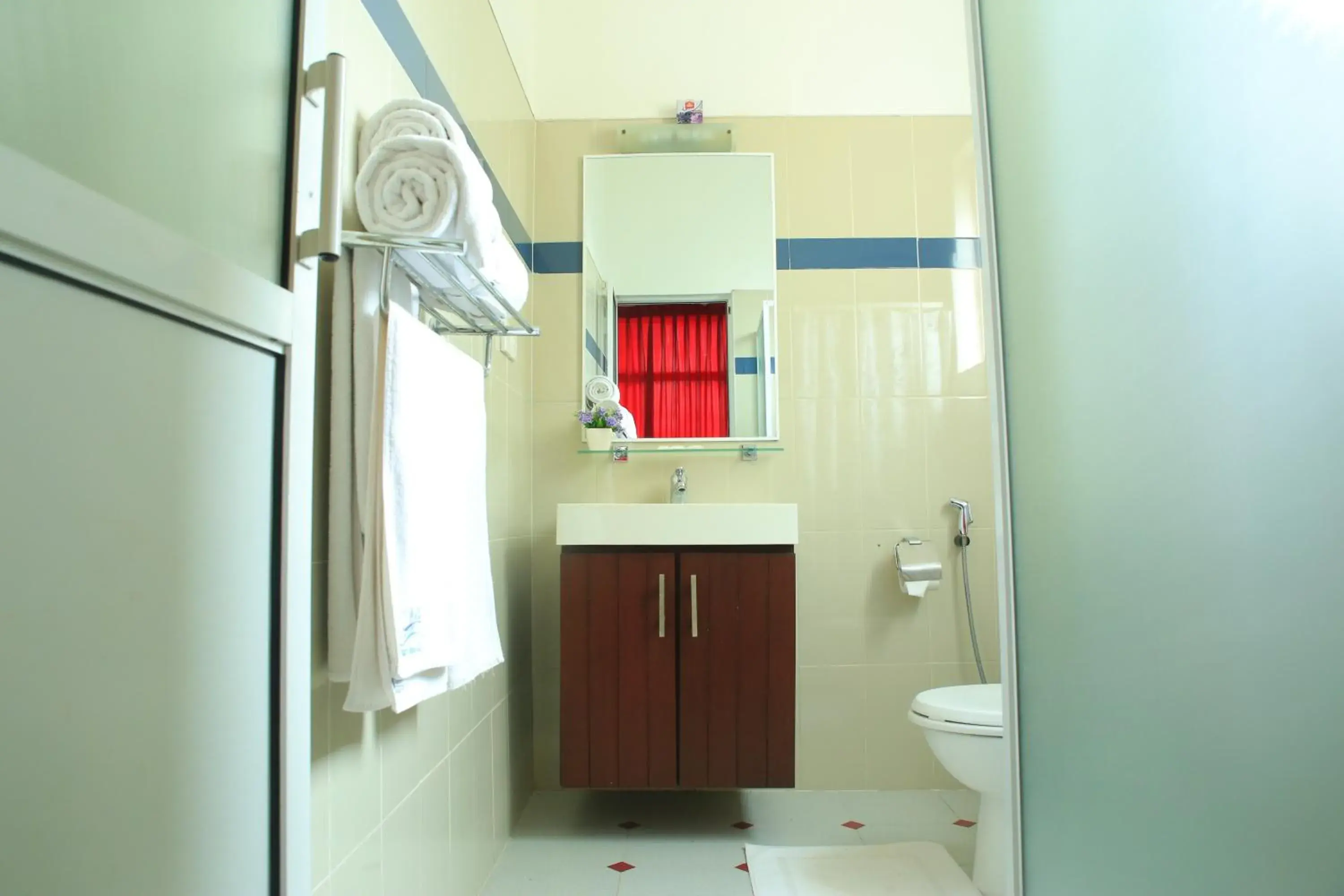 Bathroom in The Ocean Pearl Hotel Negombo