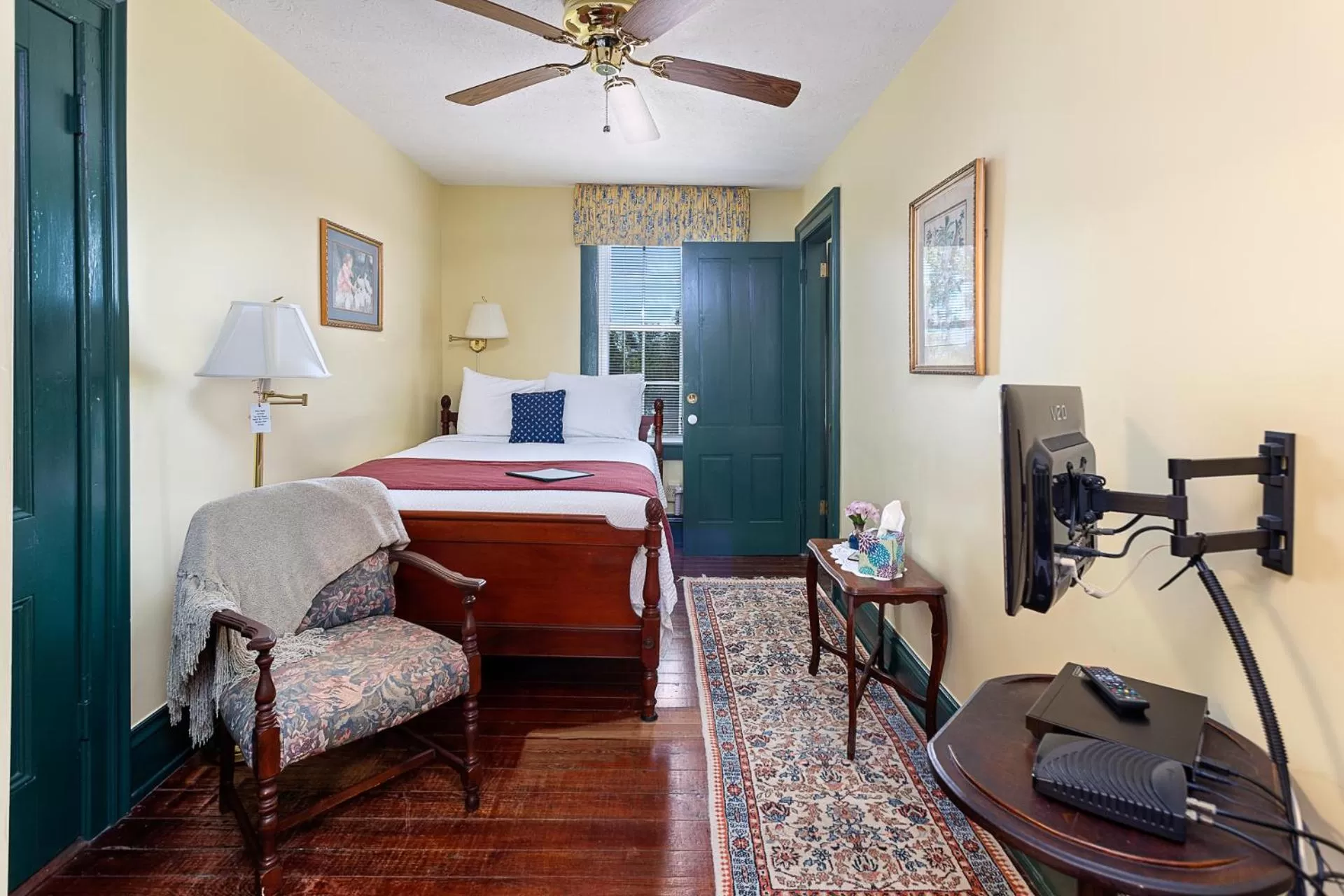 Bed in Spencer House Inn