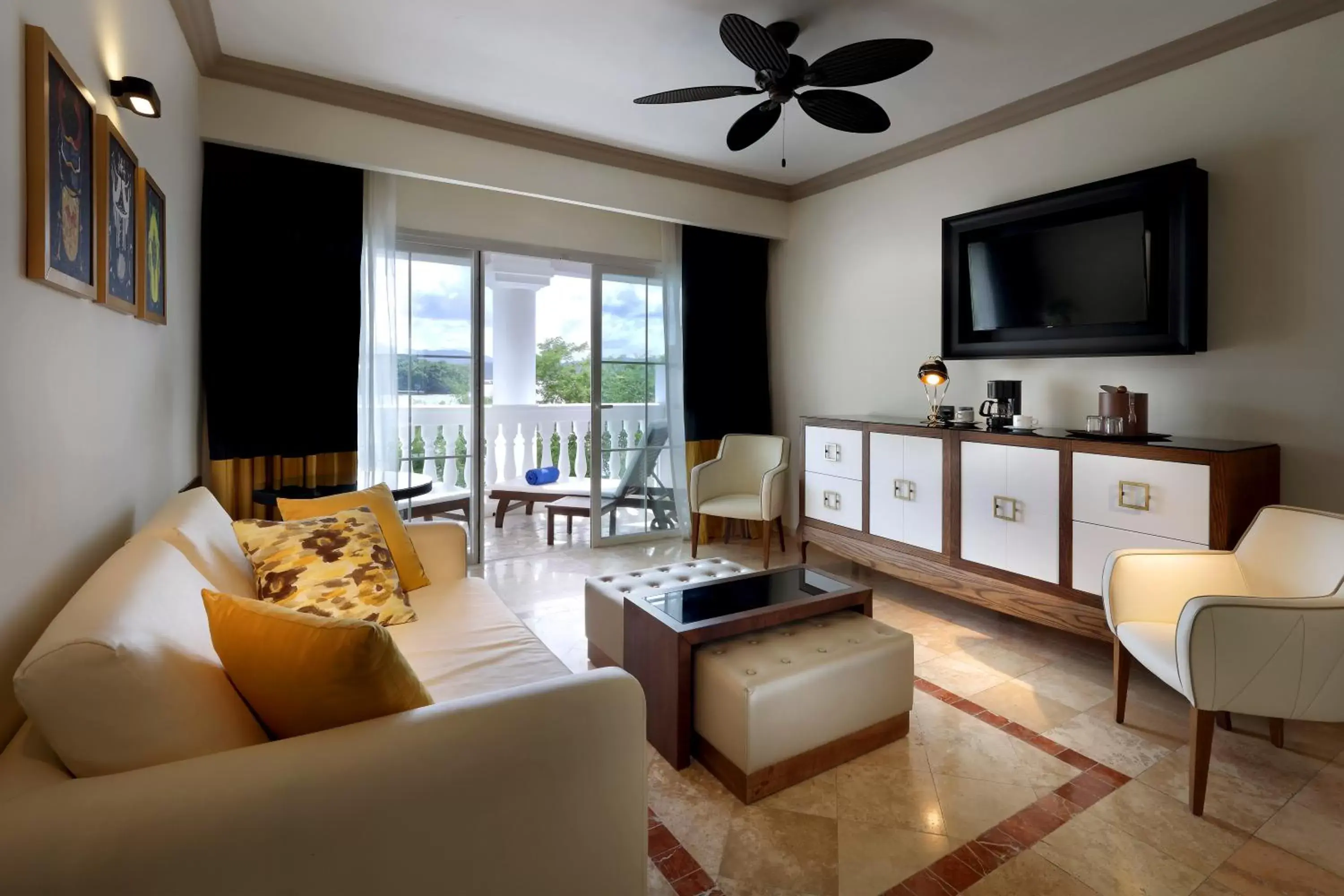 TV and multimedia, Lounge/Bar in Grand Palladium Lady Hamilton Resort & Spa - All Inclusive