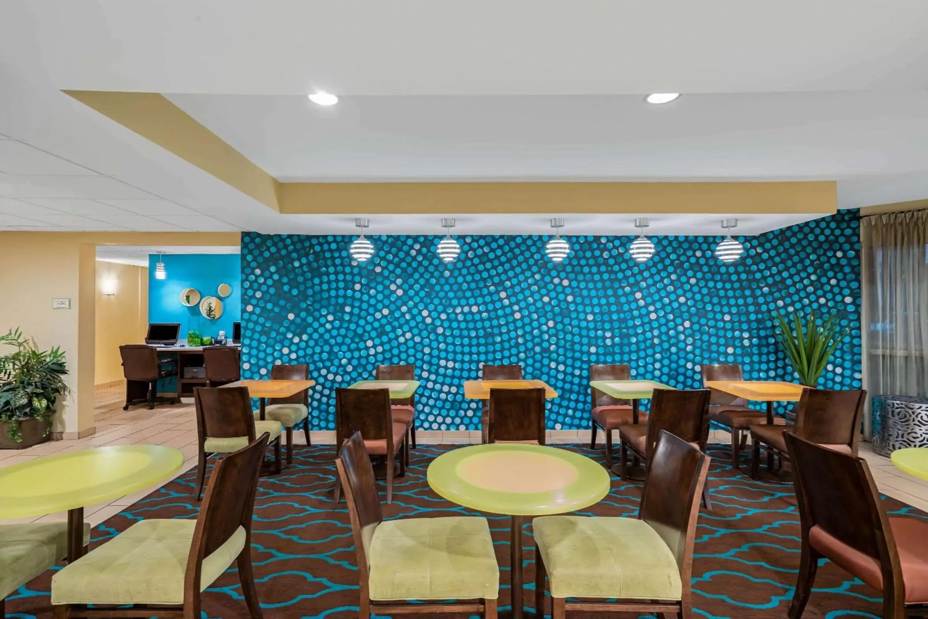 Lobby or reception, Restaurant/Places to Eat in La Quinta by Wyndham Knoxville Airport