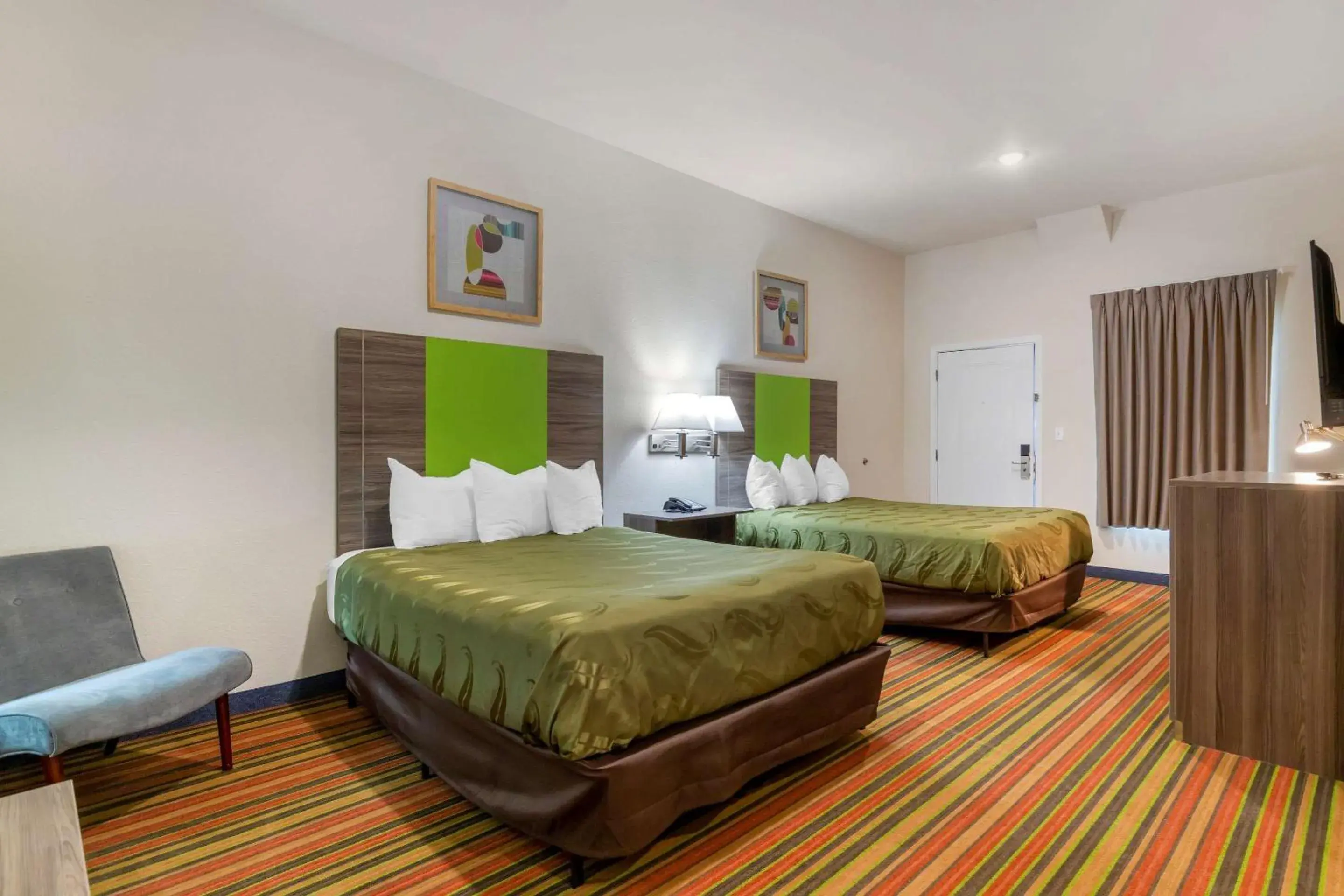 Photo of the whole room, Bed in Quality Inn & Suites Elgin by Choice Hotels