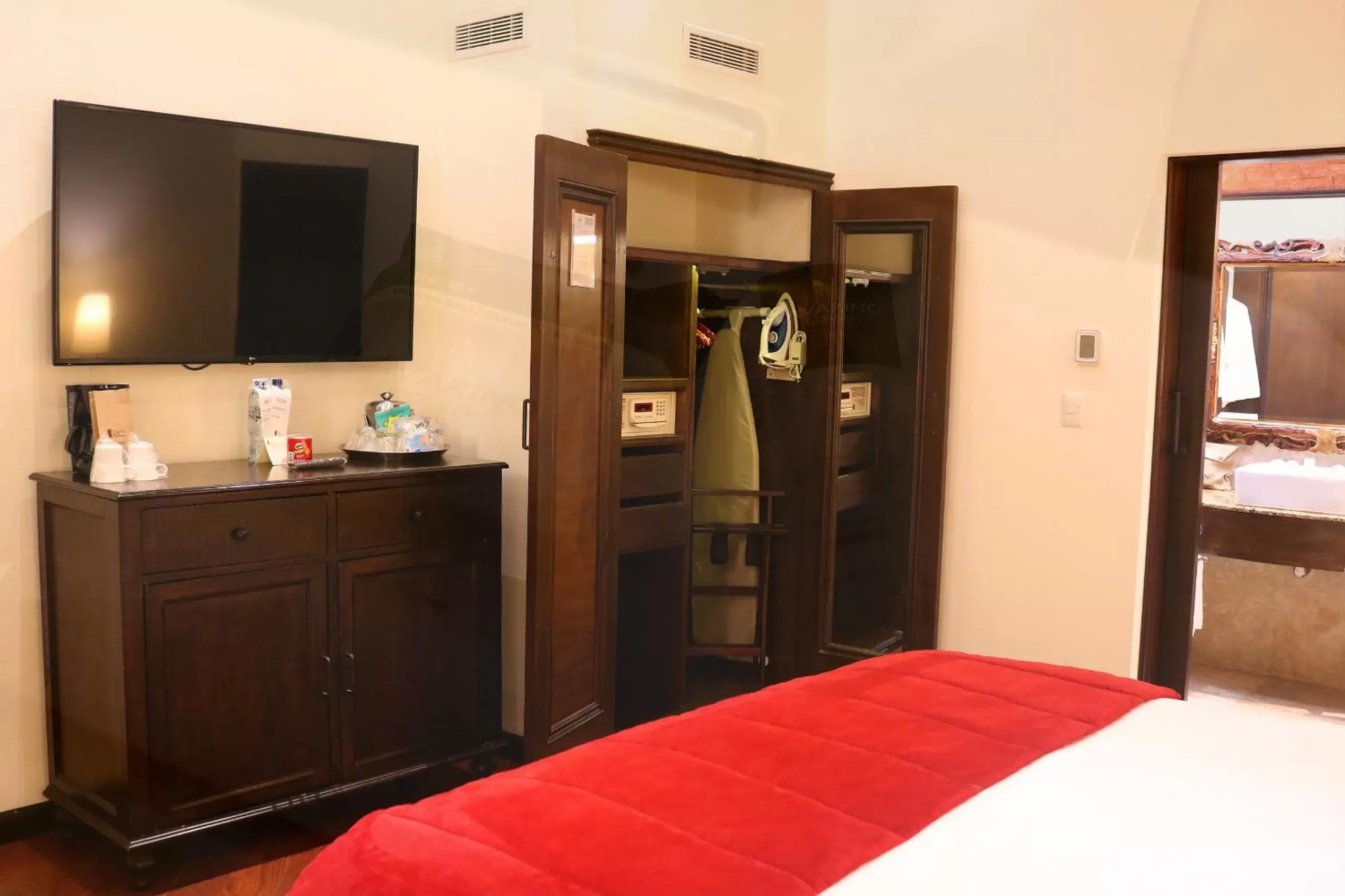 TV and multimedia, TV/Entertainment Center in Camino Real Antigua