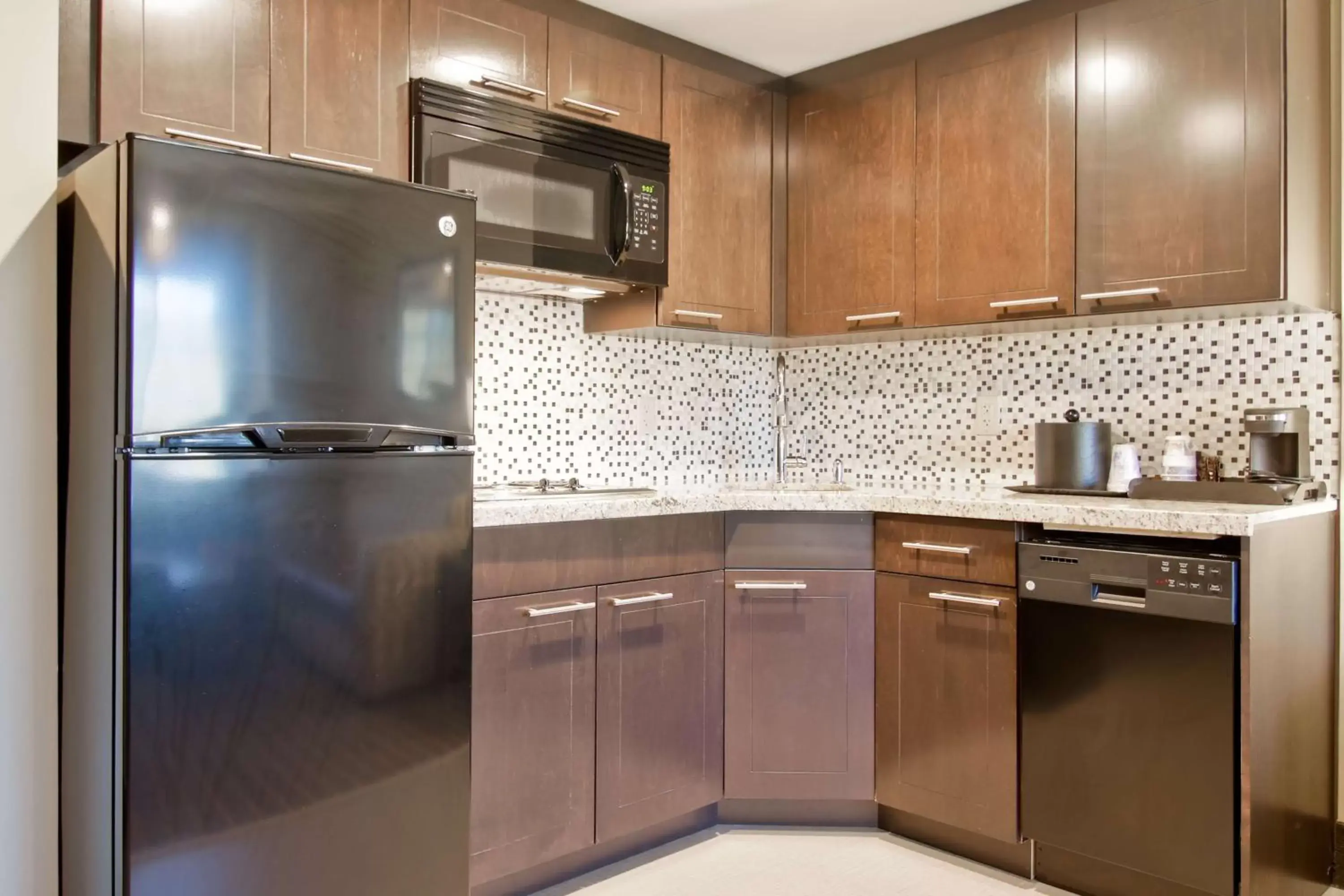 Photo of the whole room, Kitchen/Kitchenette in Best Western Plus Woodstock Inn & Suites