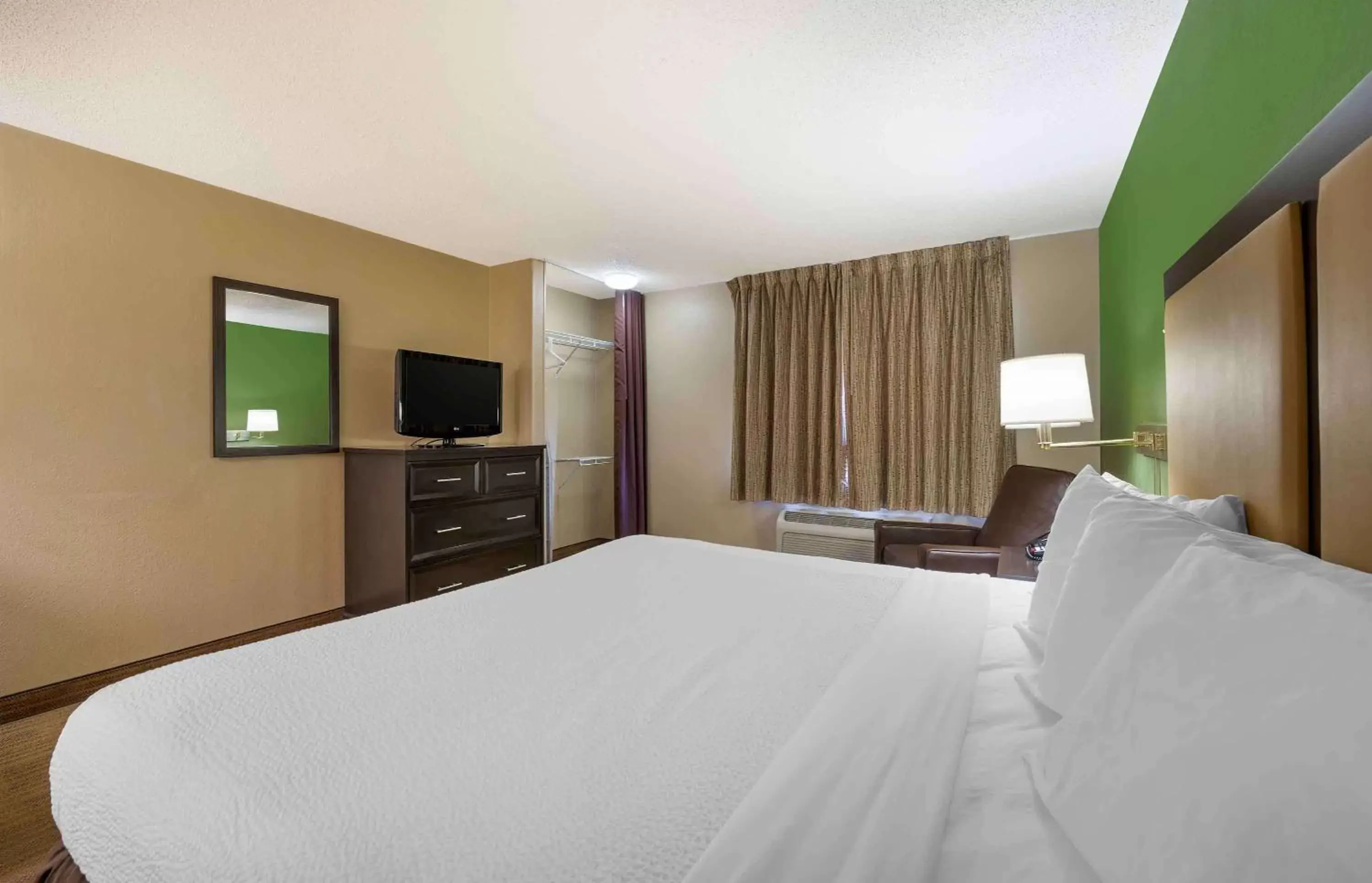 Bedroom, Bed in Extended Stay America Suites - Fort Wayne - South