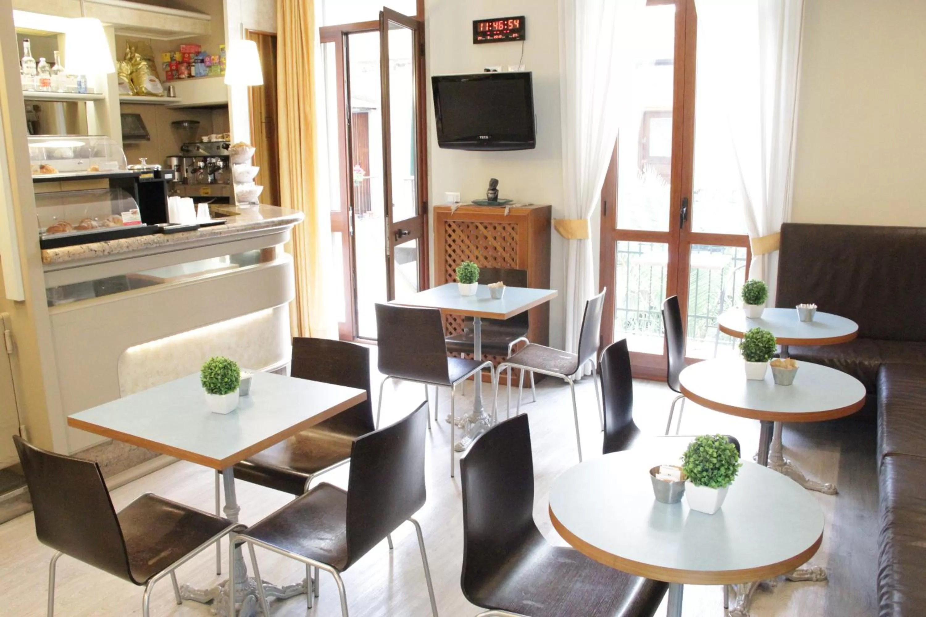 Communal lounge/ TV room in Hotel MM Dateo