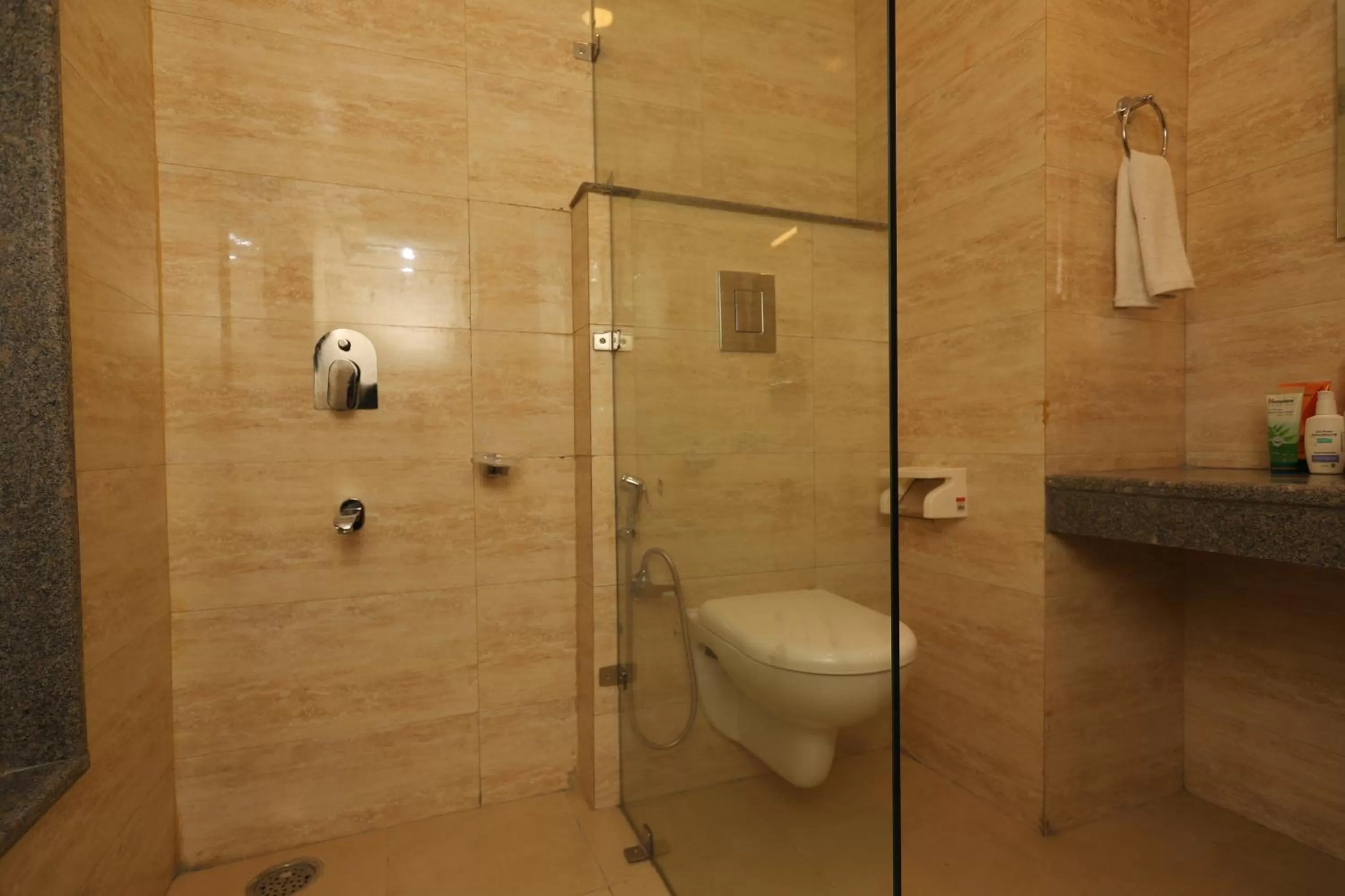 Shower in Hotel Smugglers Mountain View - central heated & air Cooled