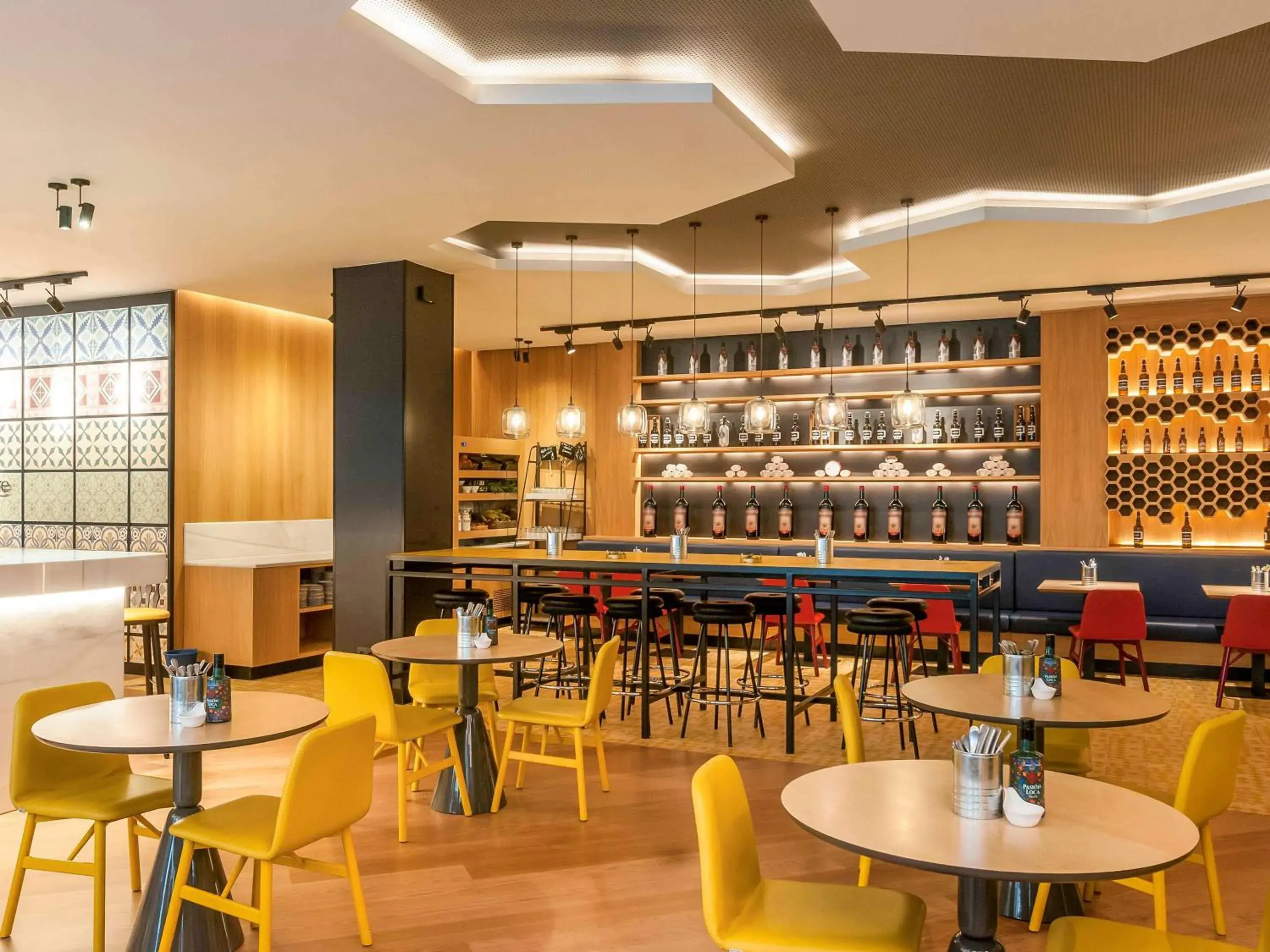 Lounge or bar, Restaurant/Places to Eat in Motel One Madrid-Plaza de España