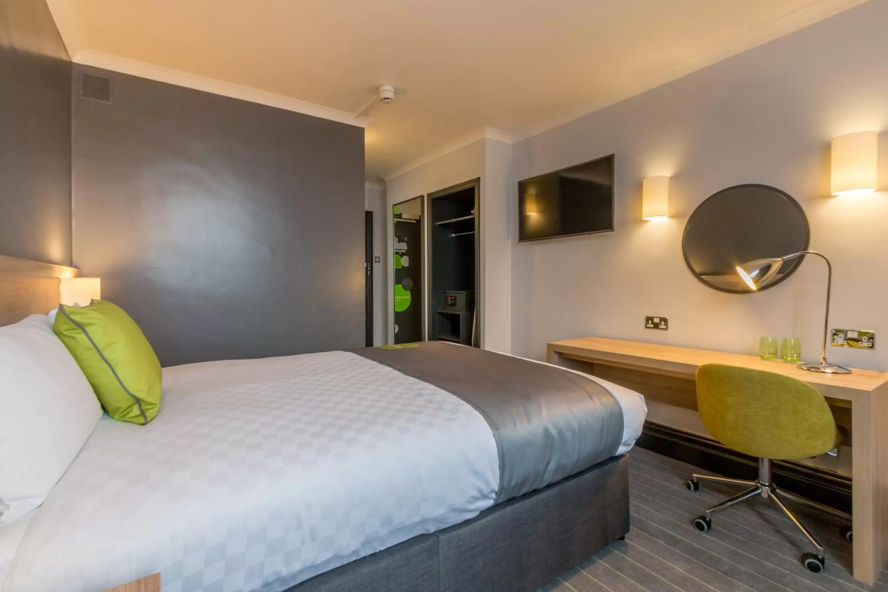 Shower, Bed in Thistle Express London Luton Shower, Bed in Thistle Express London Luton