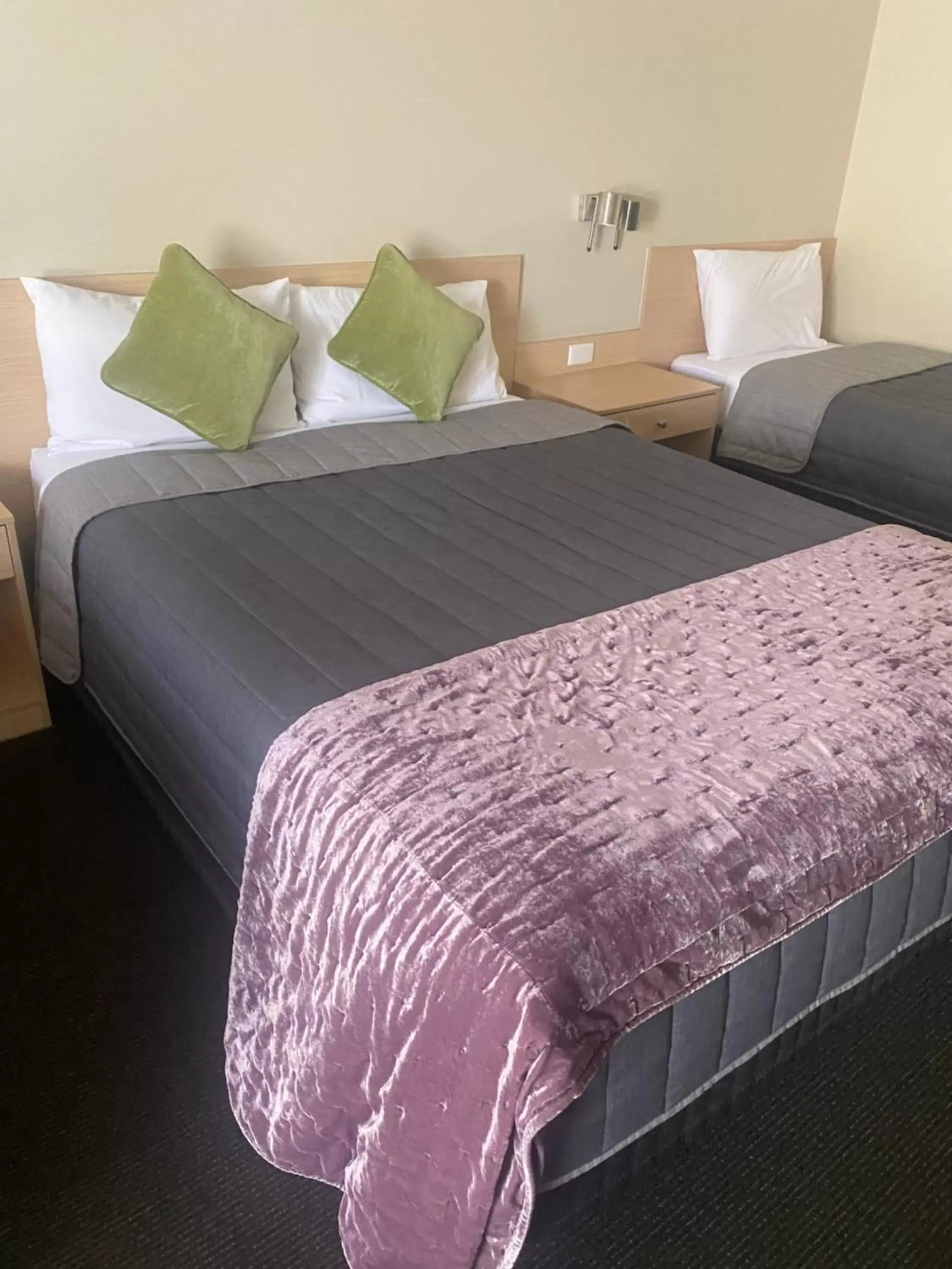 Bed in Tumbarumba Motel & Elms Restaurant