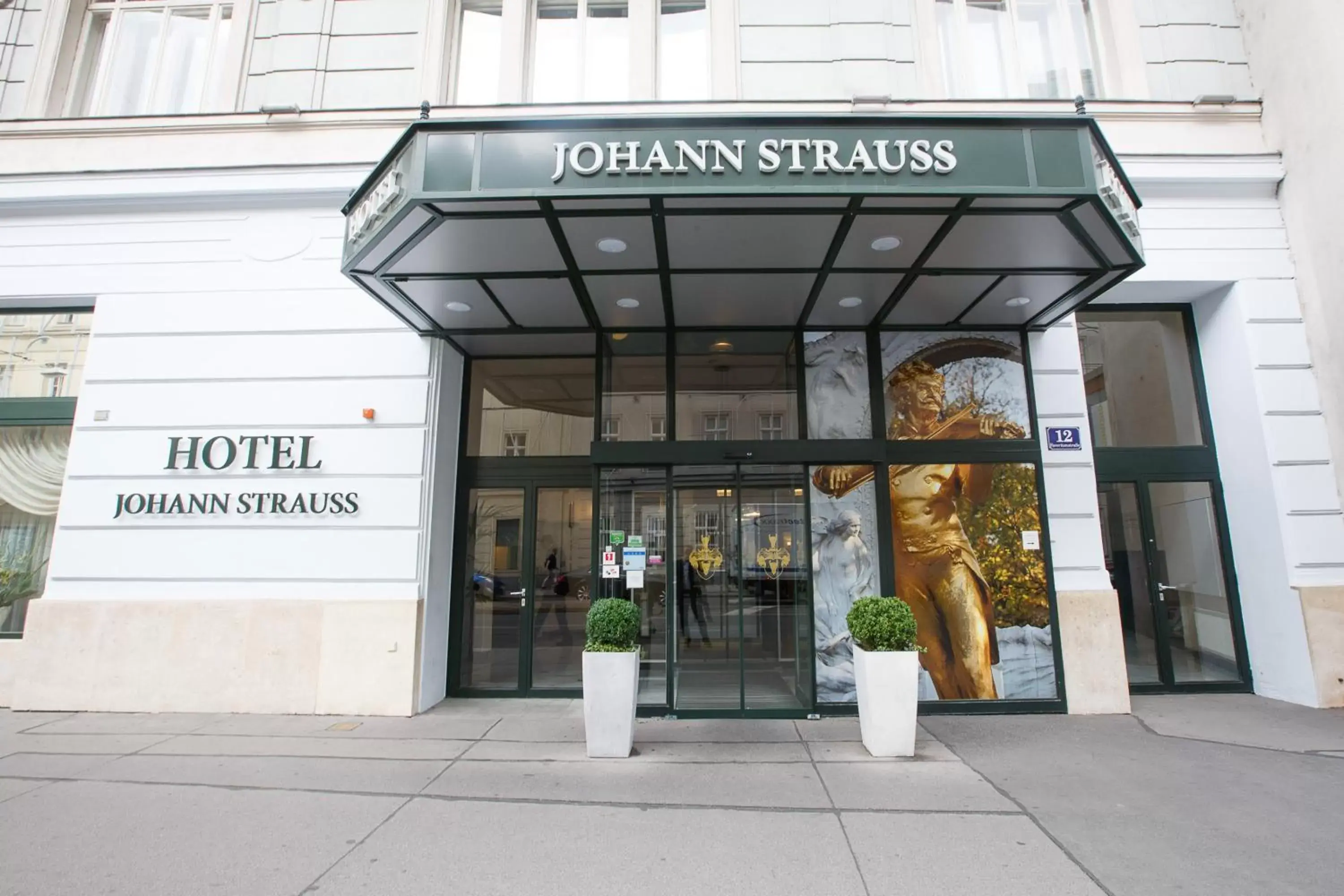 Facade/entrance in Hotel Johann Strauss