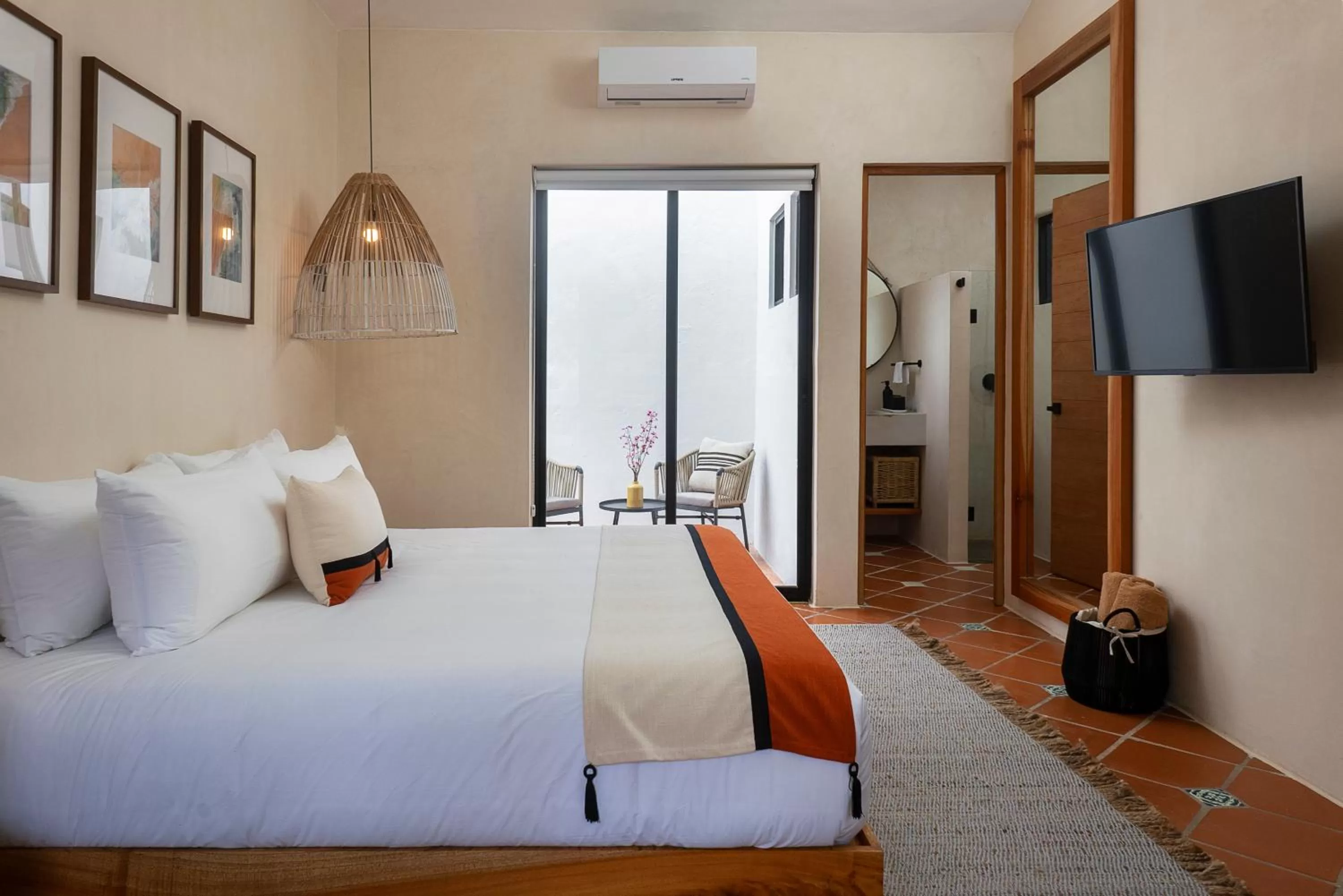 Communal lounge/ TV room, Bed in Hotel Aalada Playa del Carmen