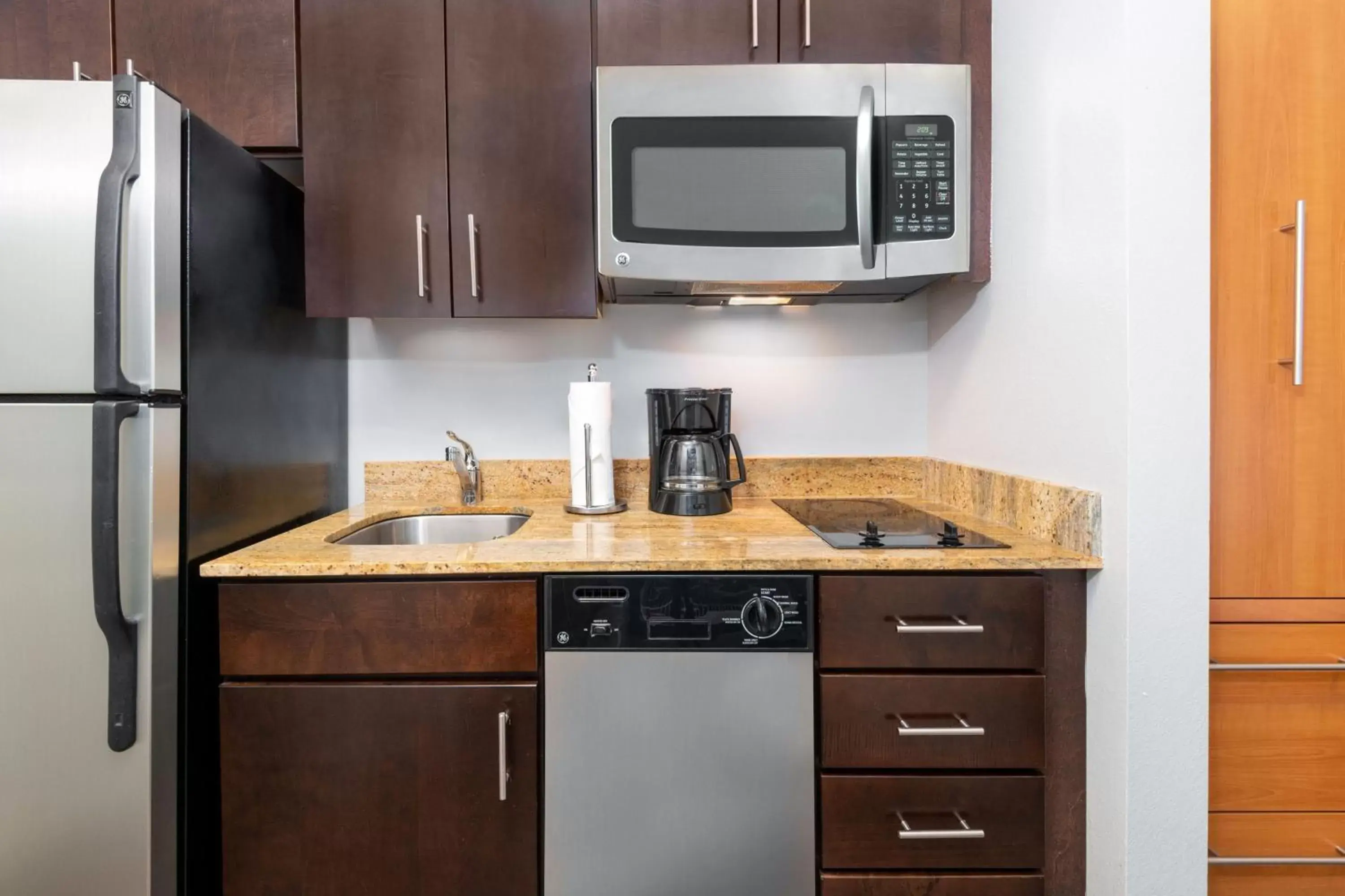 Kitchen or kitchenette, Kitchen/Kitchenette in TownePlace Suites Buffalo Airport