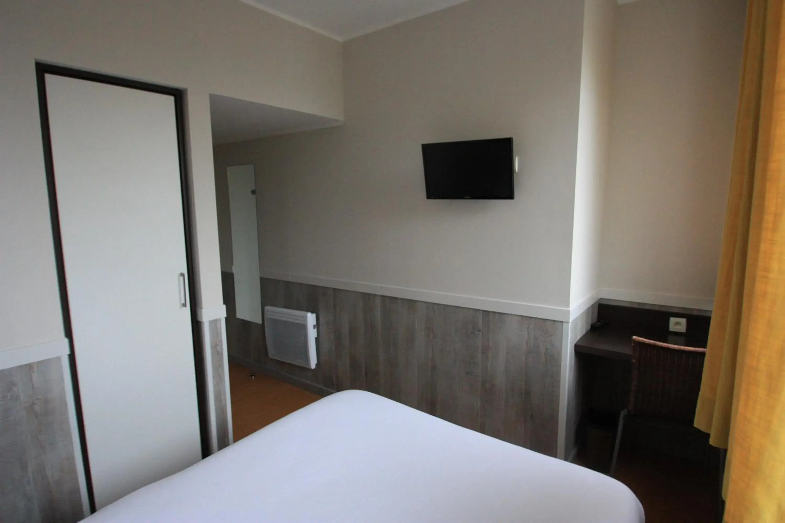 Bed, TV/Entertainment Center in Hotel De La Rade