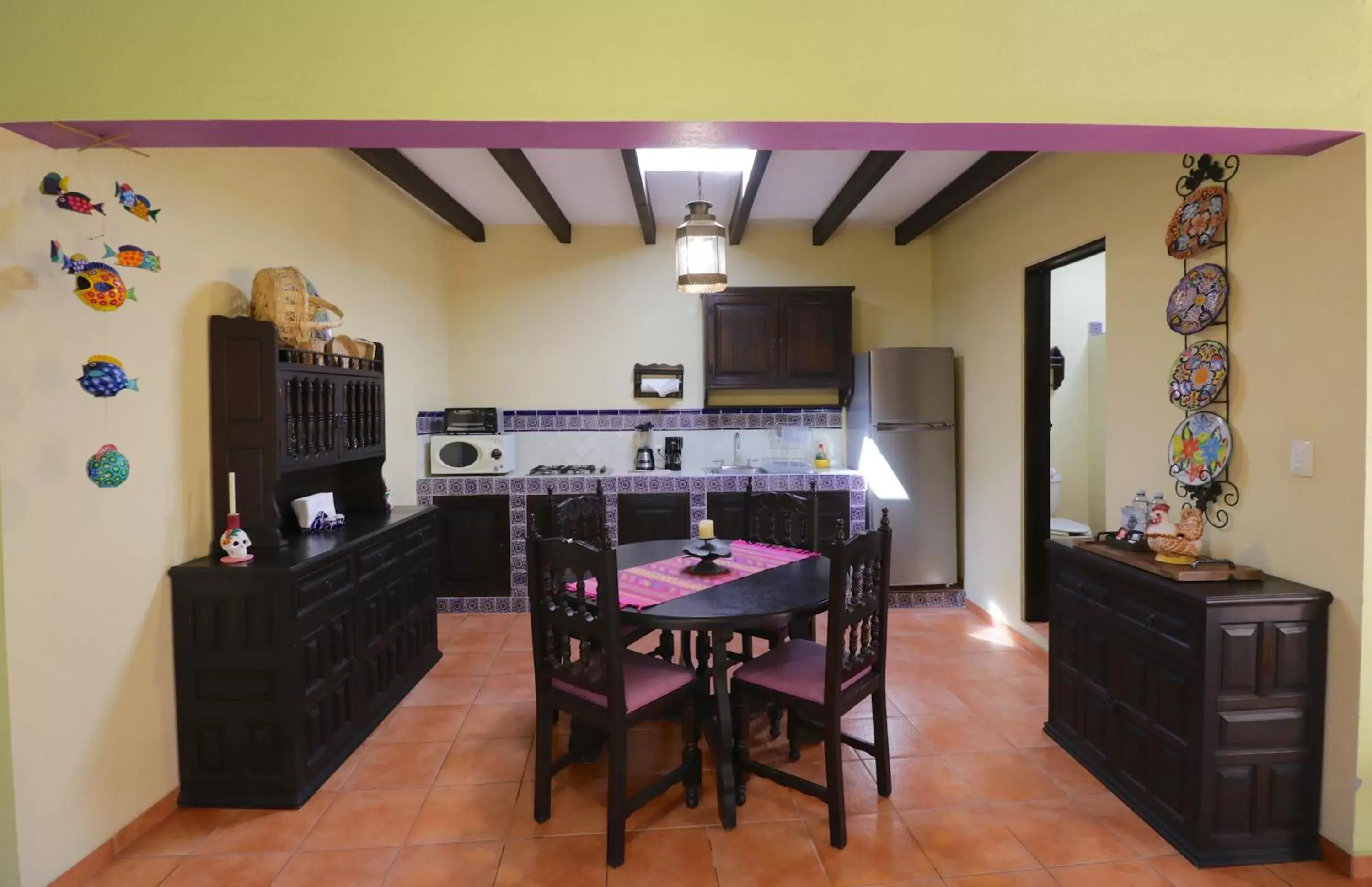 Kitchen or kitchenette, Dining Area in Casa Mia Suites