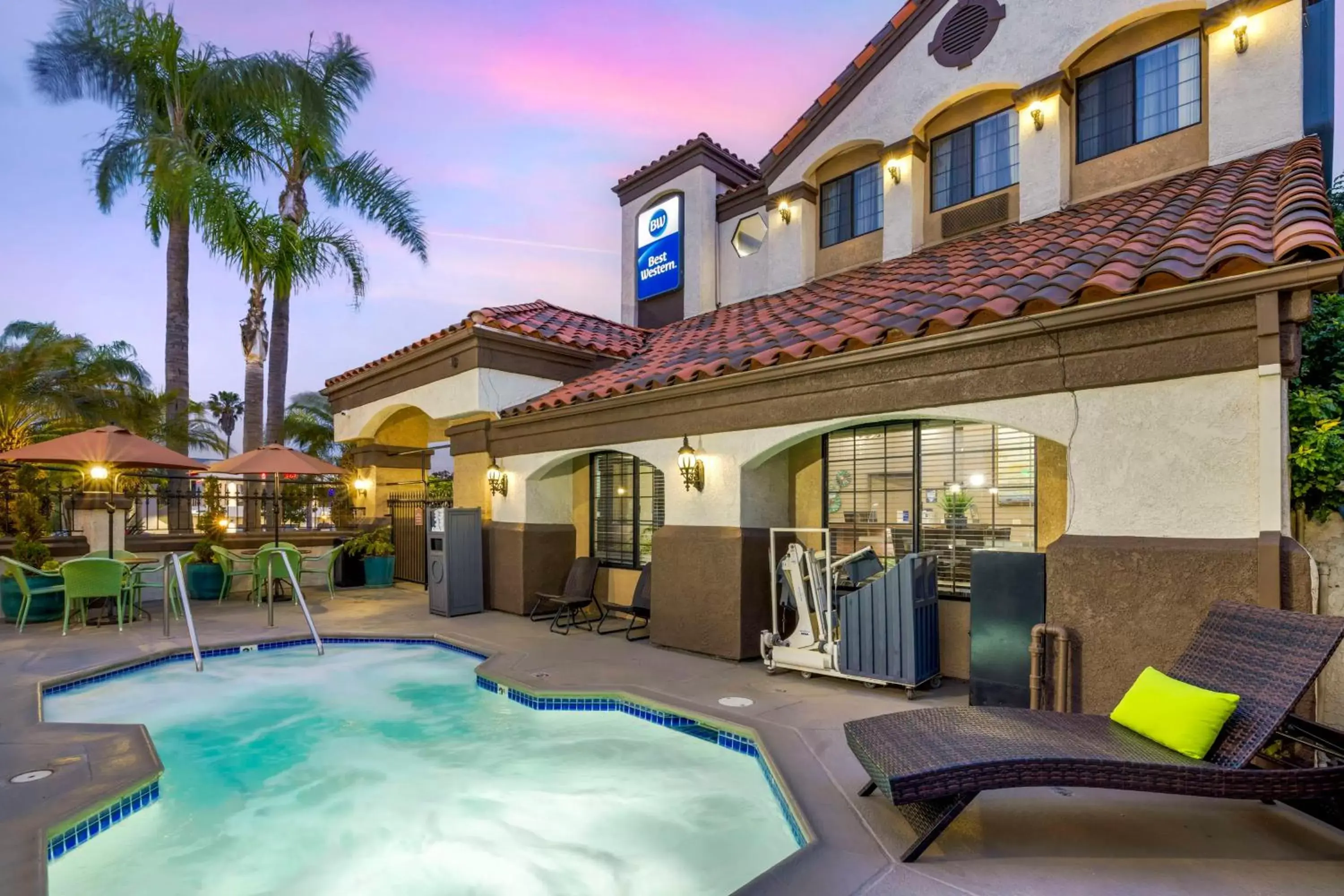 Pool view, Property Building in Best Western Redondo Beach Galleria Inn Hotel - Beach City LA