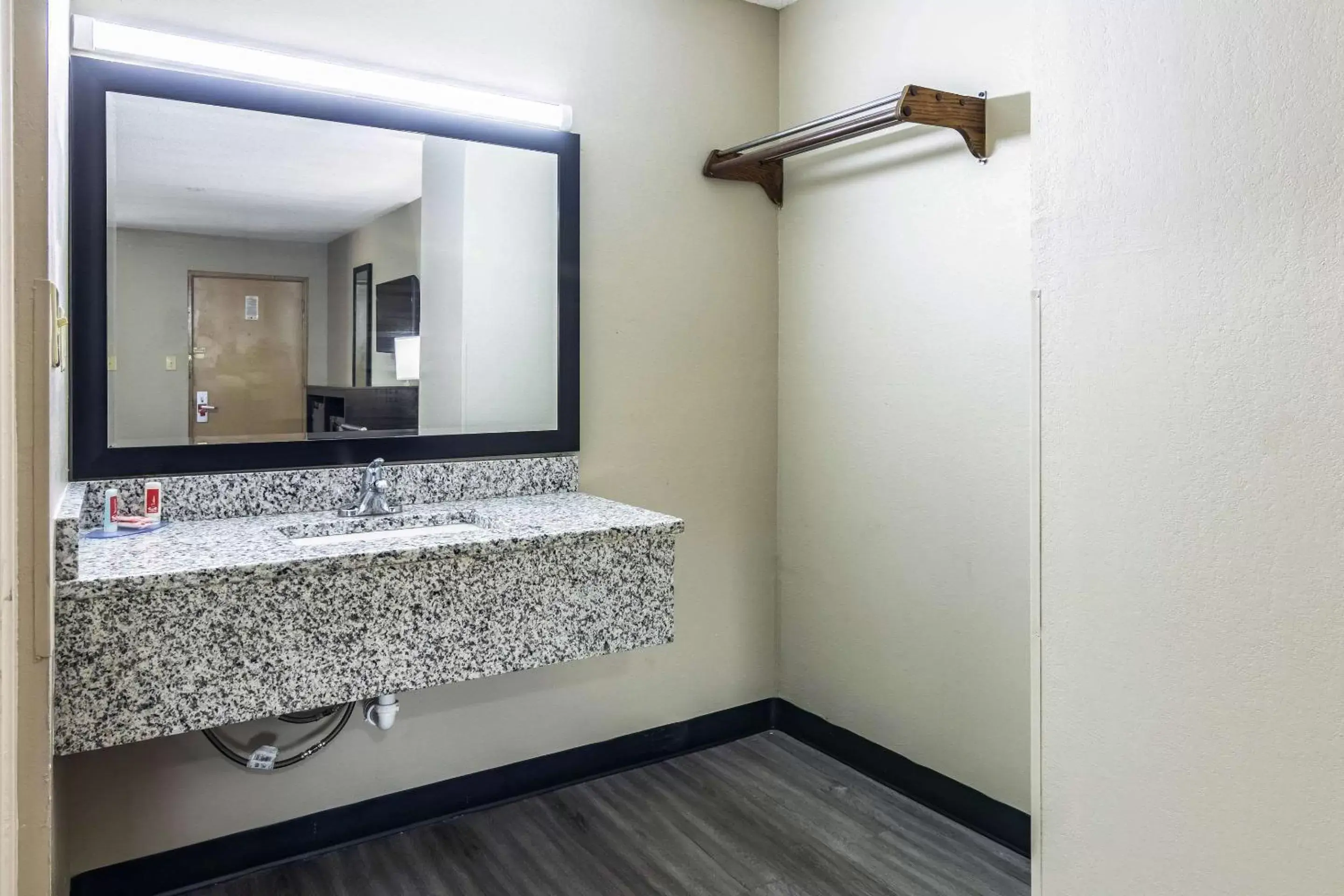 Photo of the whole room, Bathroom in Econo Lodge Opelika