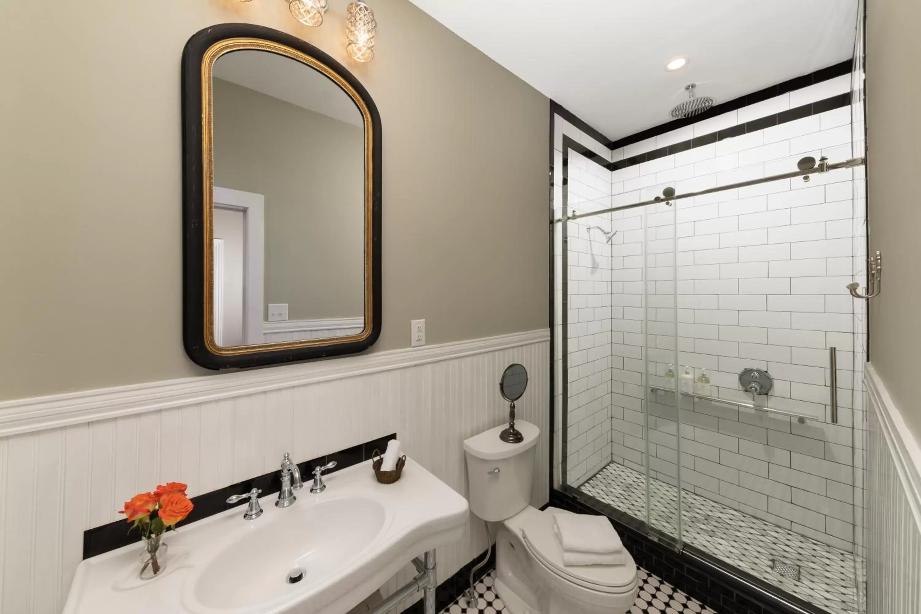 Shower, Bathroom in Rosemont Inn