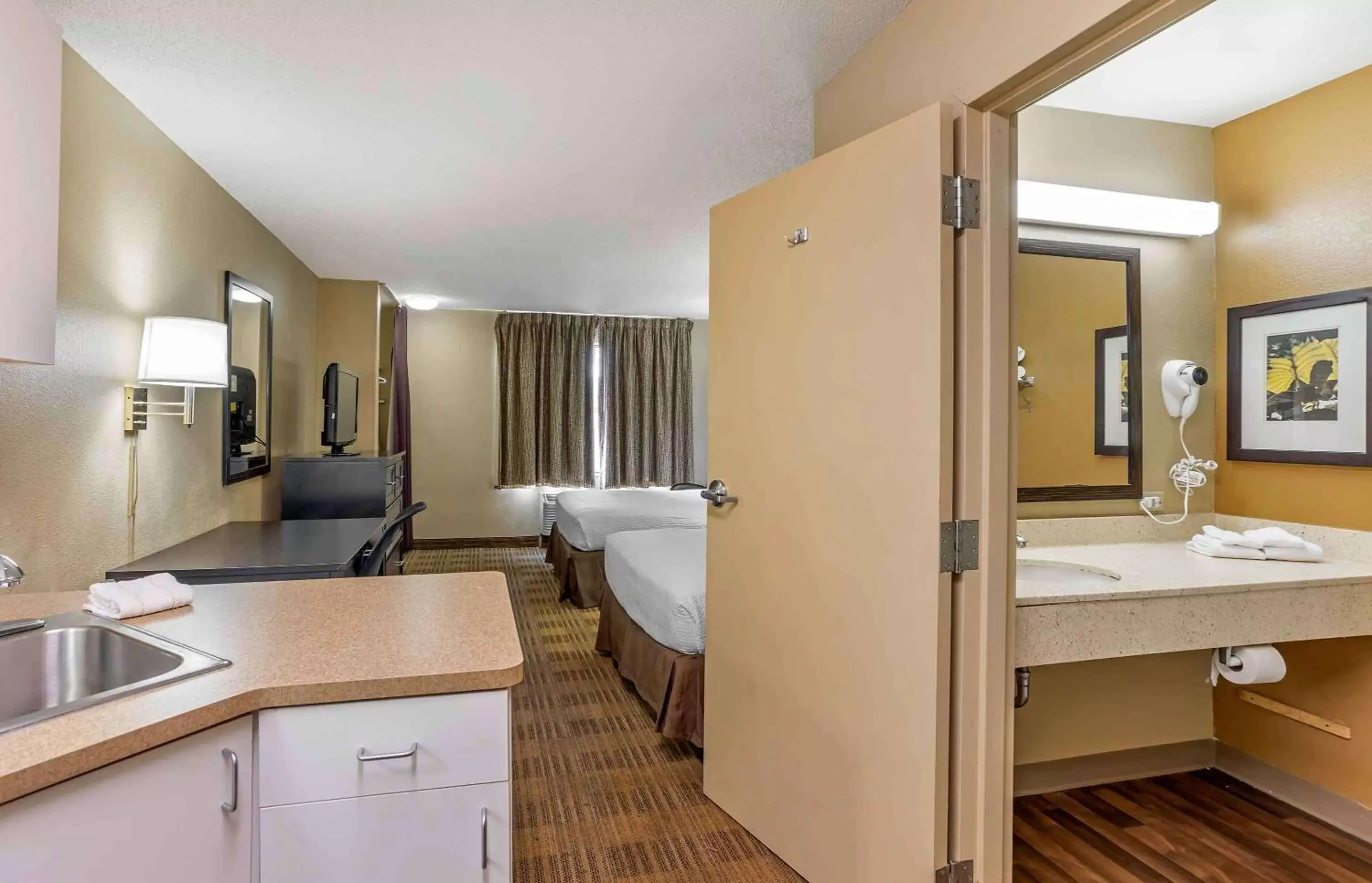 Bedroom, Bathroom in Extended Stay America Suites - Philadelphia - Horsham - Welsh Rd