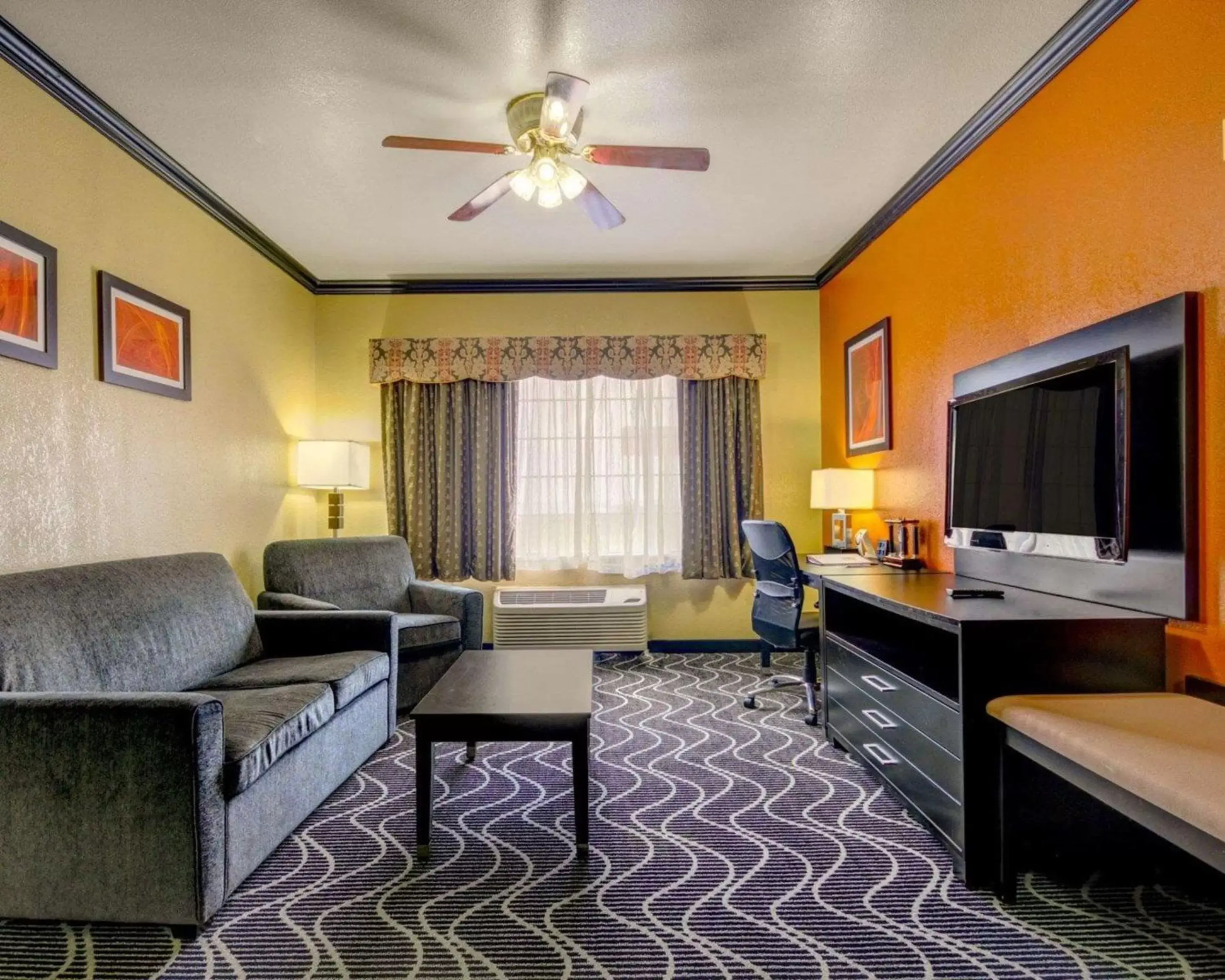 Photo of the whole room, Seating Area in Comfort Suites Lake Ray Hubbard