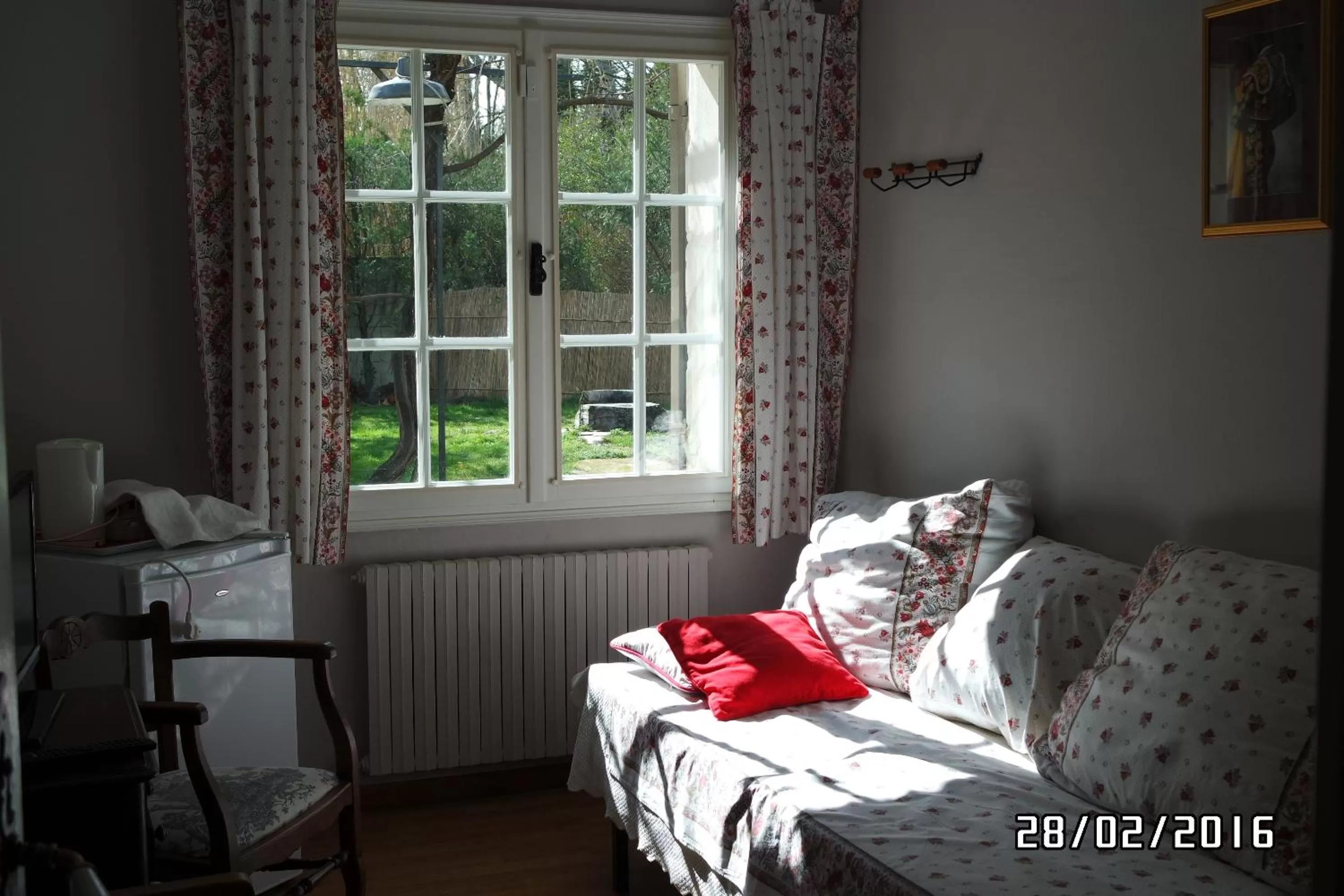 Living room, Bed in Mas Grimaud - Gîte- Studio et chambres d'hôtes familiales