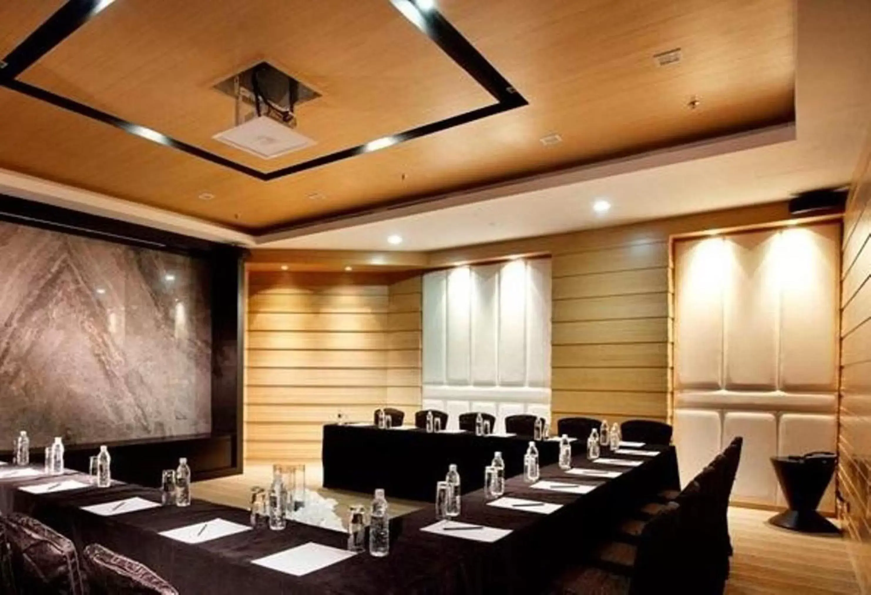 Meeting/conference room in Horizon Hotel