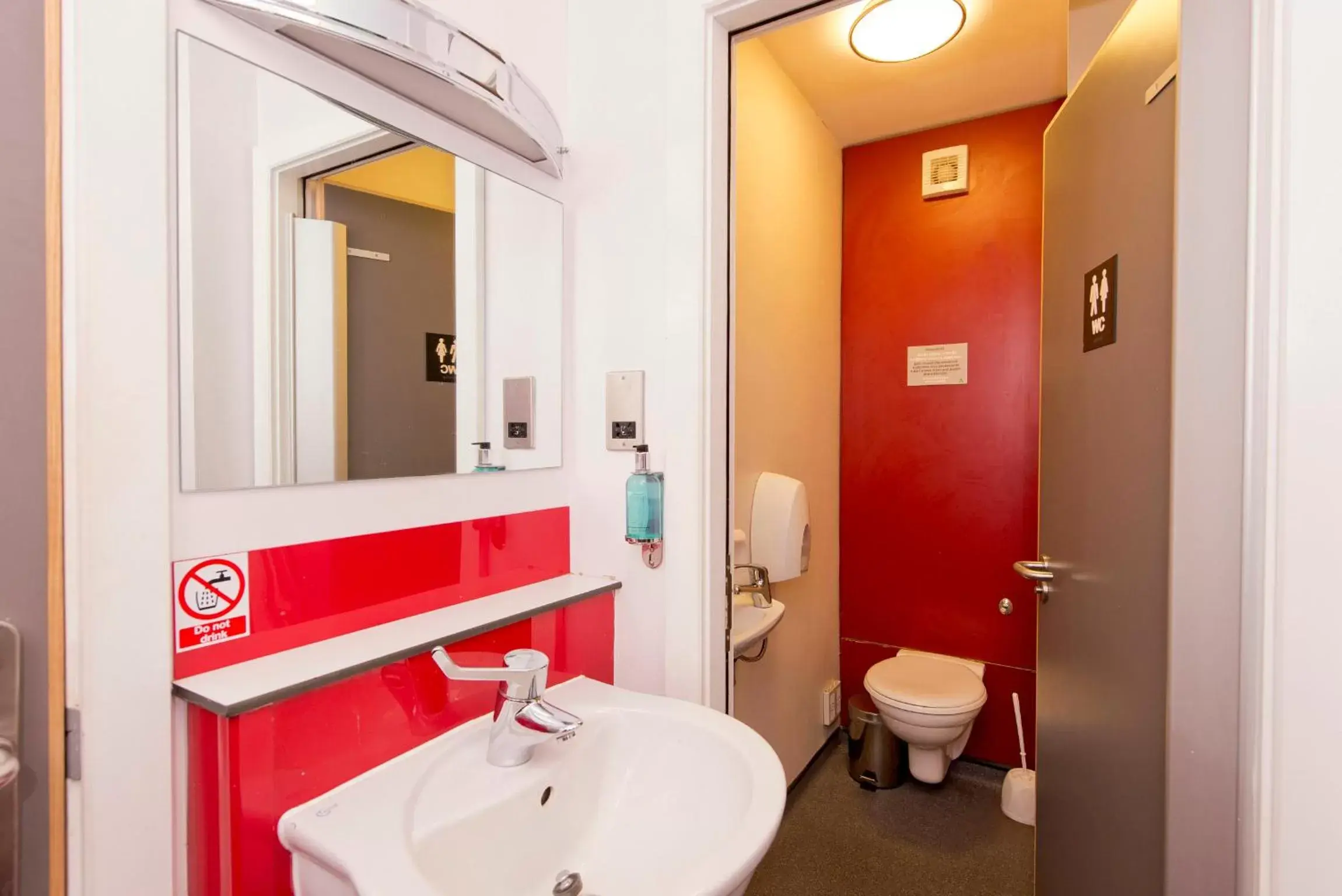 Bathroom in YHA Manchester Hostel