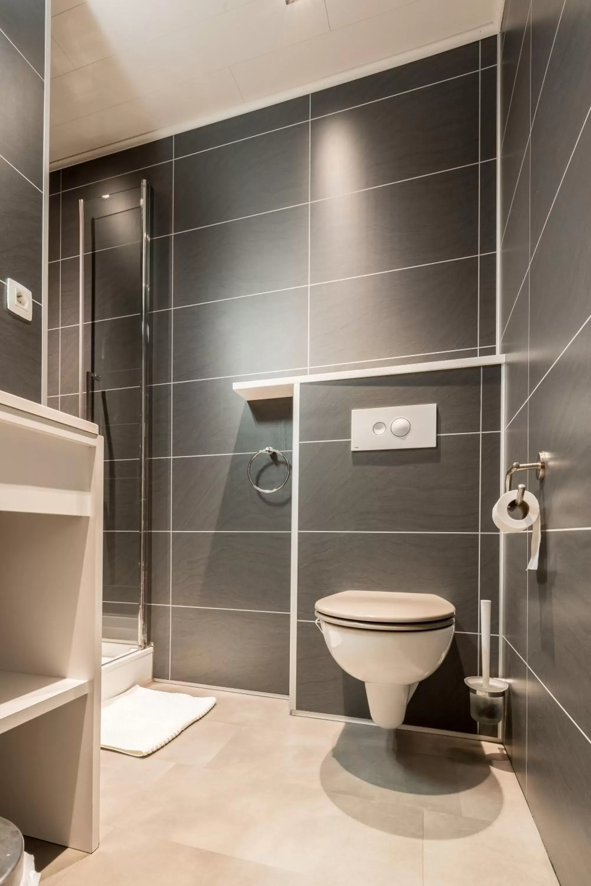 Shower, Bathroom in Hotel Leopold