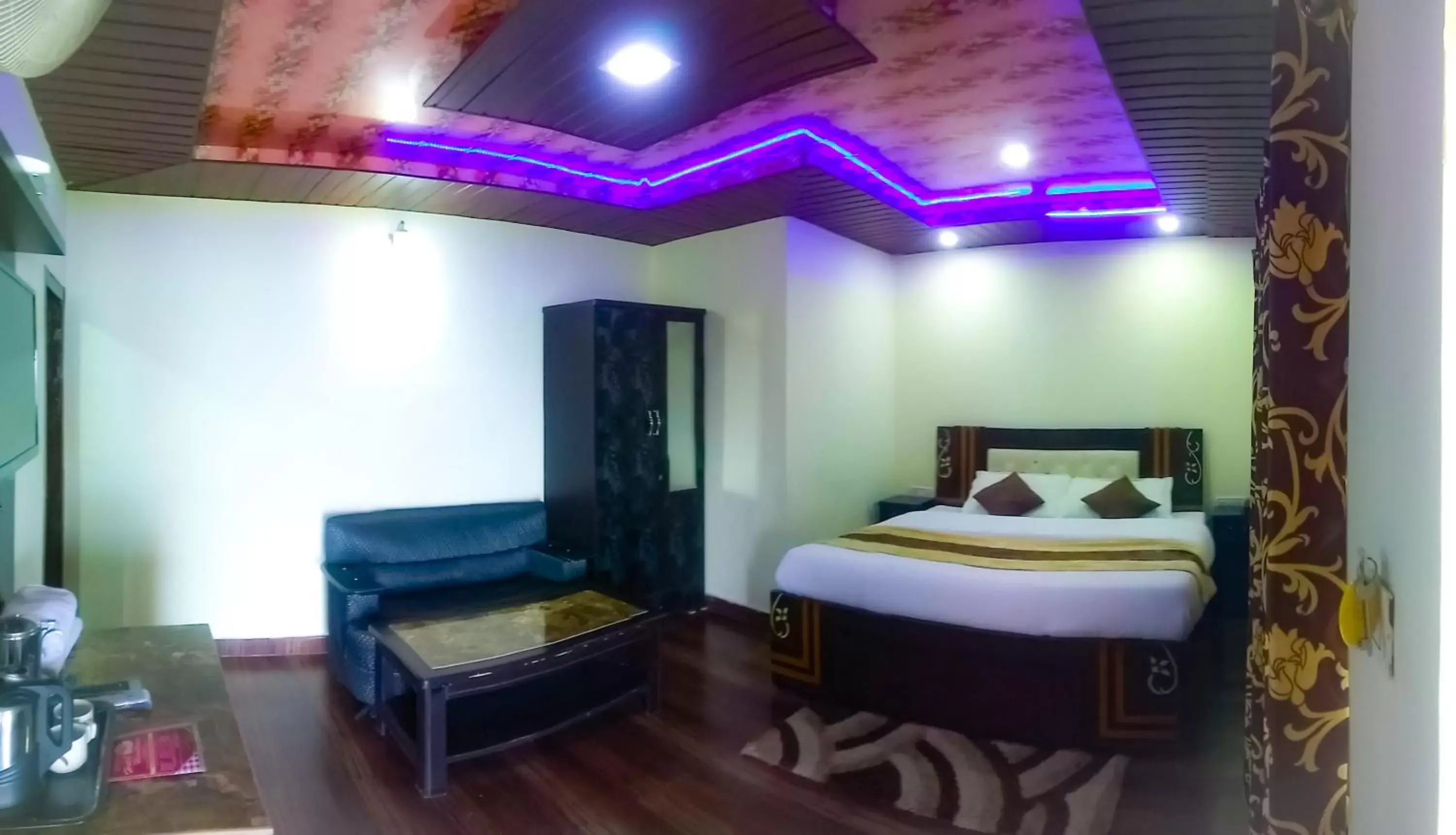Bedroom, Bed in Hotel Himdhara, Dalhousie Bedroom, Bed in Hotel Himdhara, Dalhousie