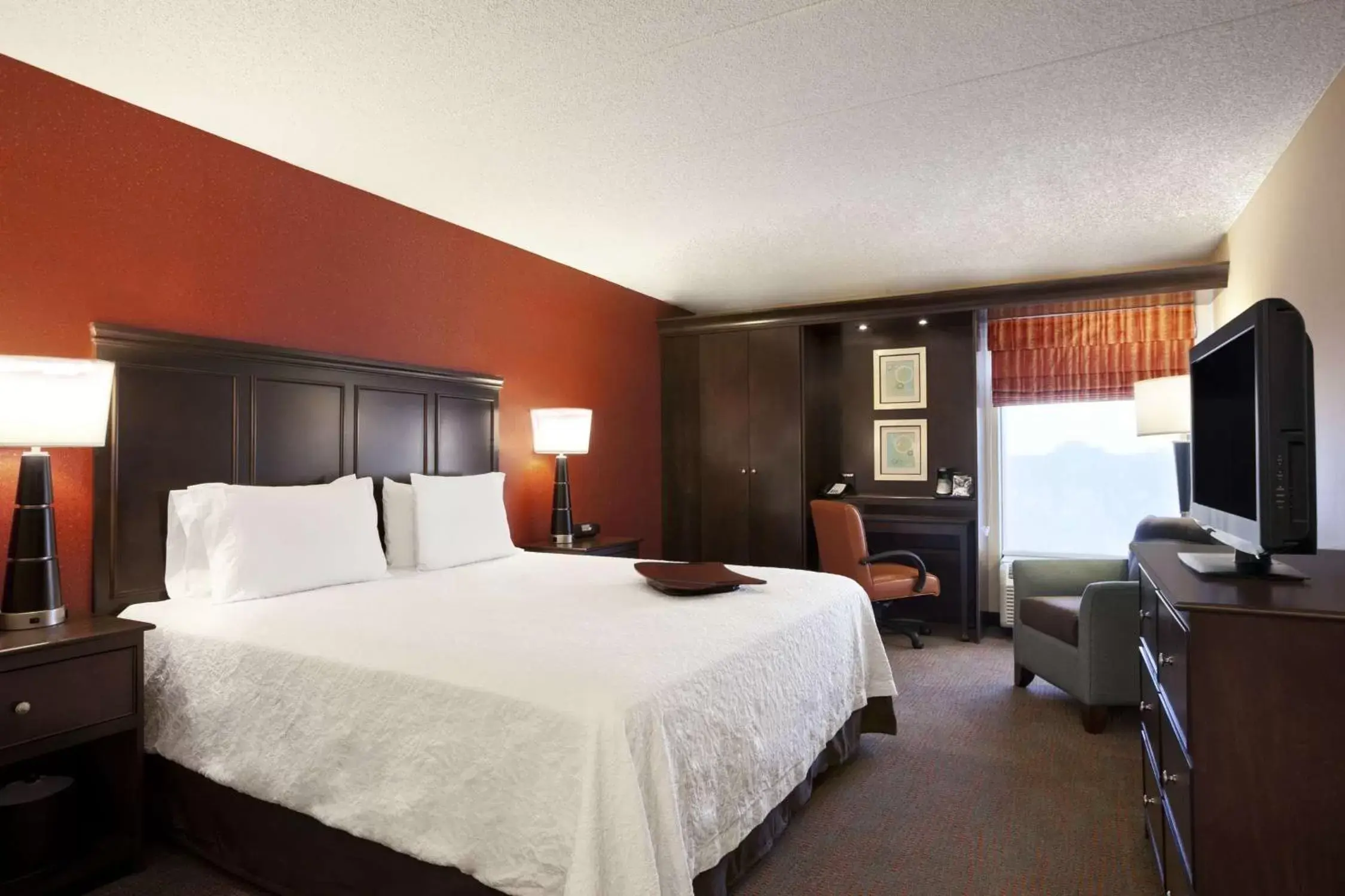 Bedroom, Bed in Hampton Inn Chicago-Midway Airport