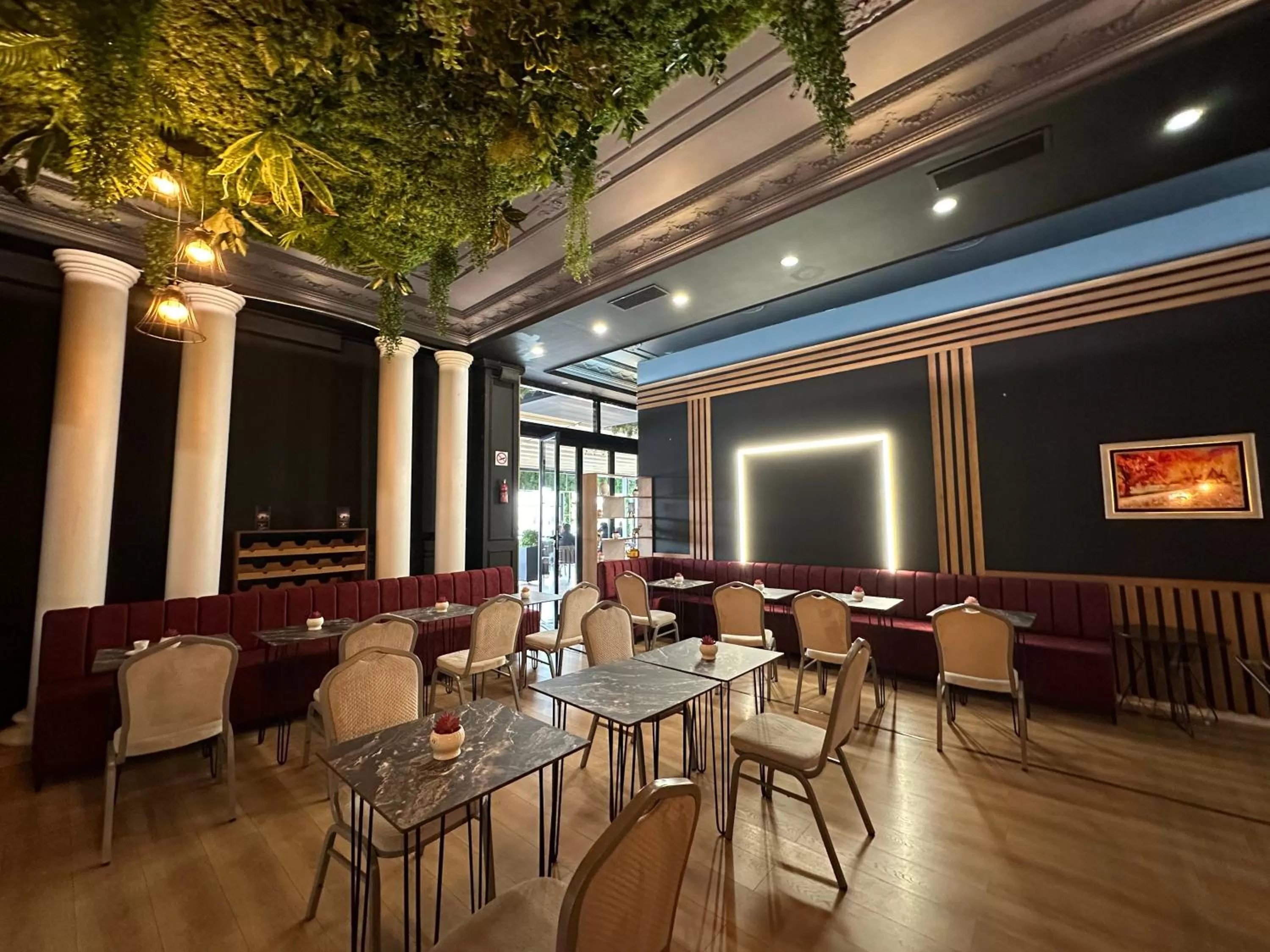 Breakfast, Restaurant/Places to Eat in Hotel Colis