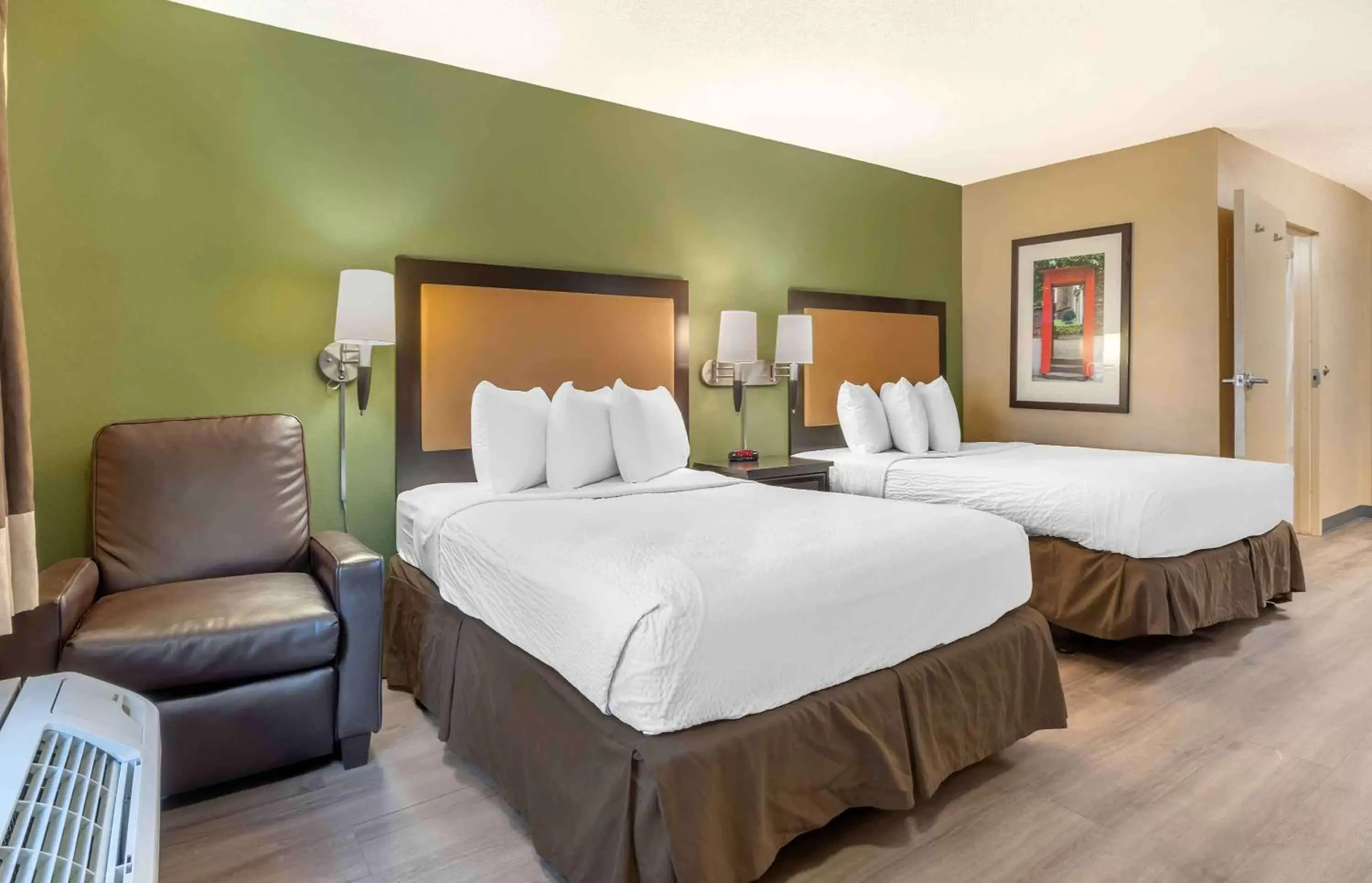Bedroom, Bed in Extended Stay America Suites - Oakland - Emeryville