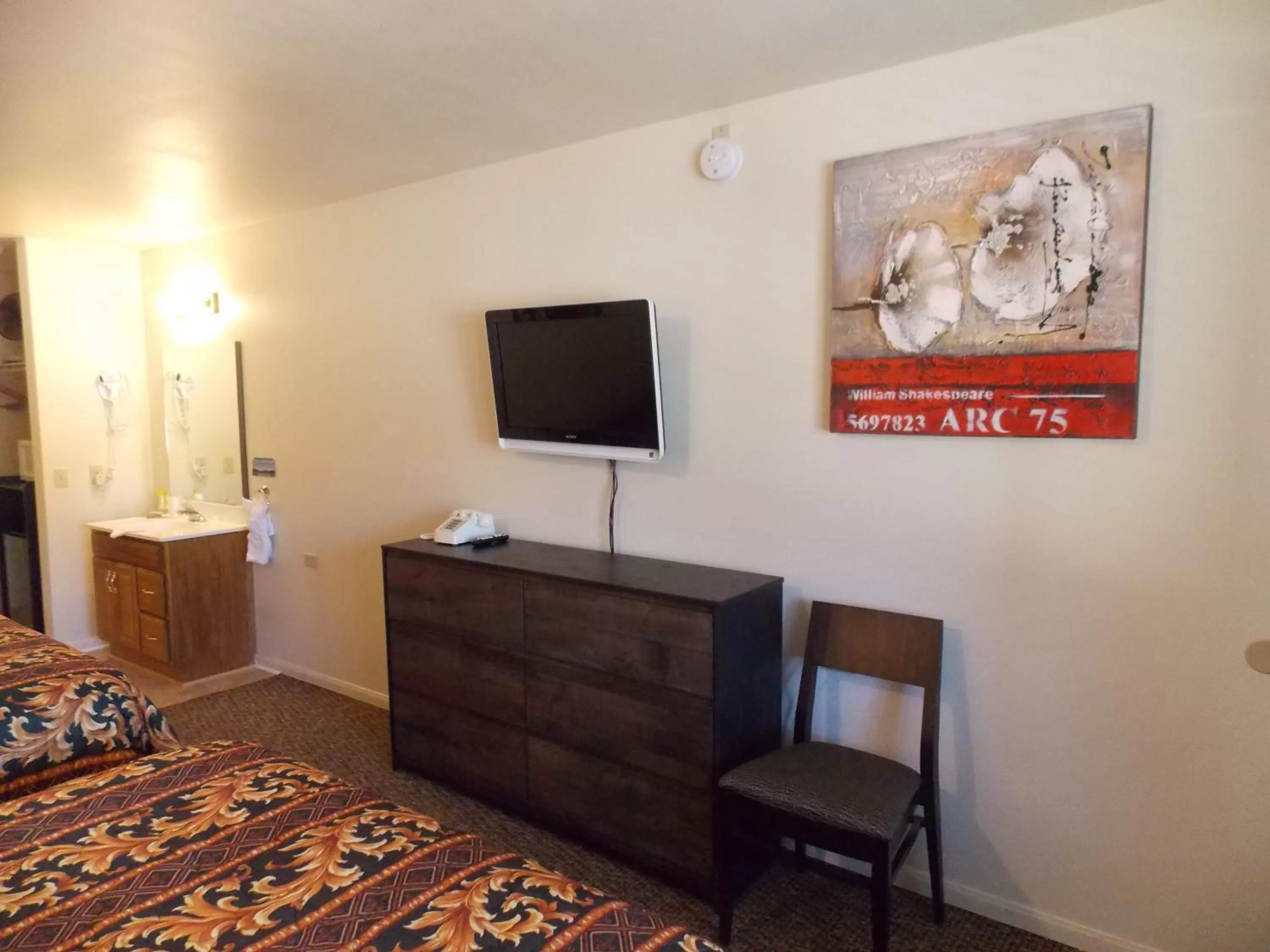 Photo of the whole room, Bed in Vintage Lakeside Inn