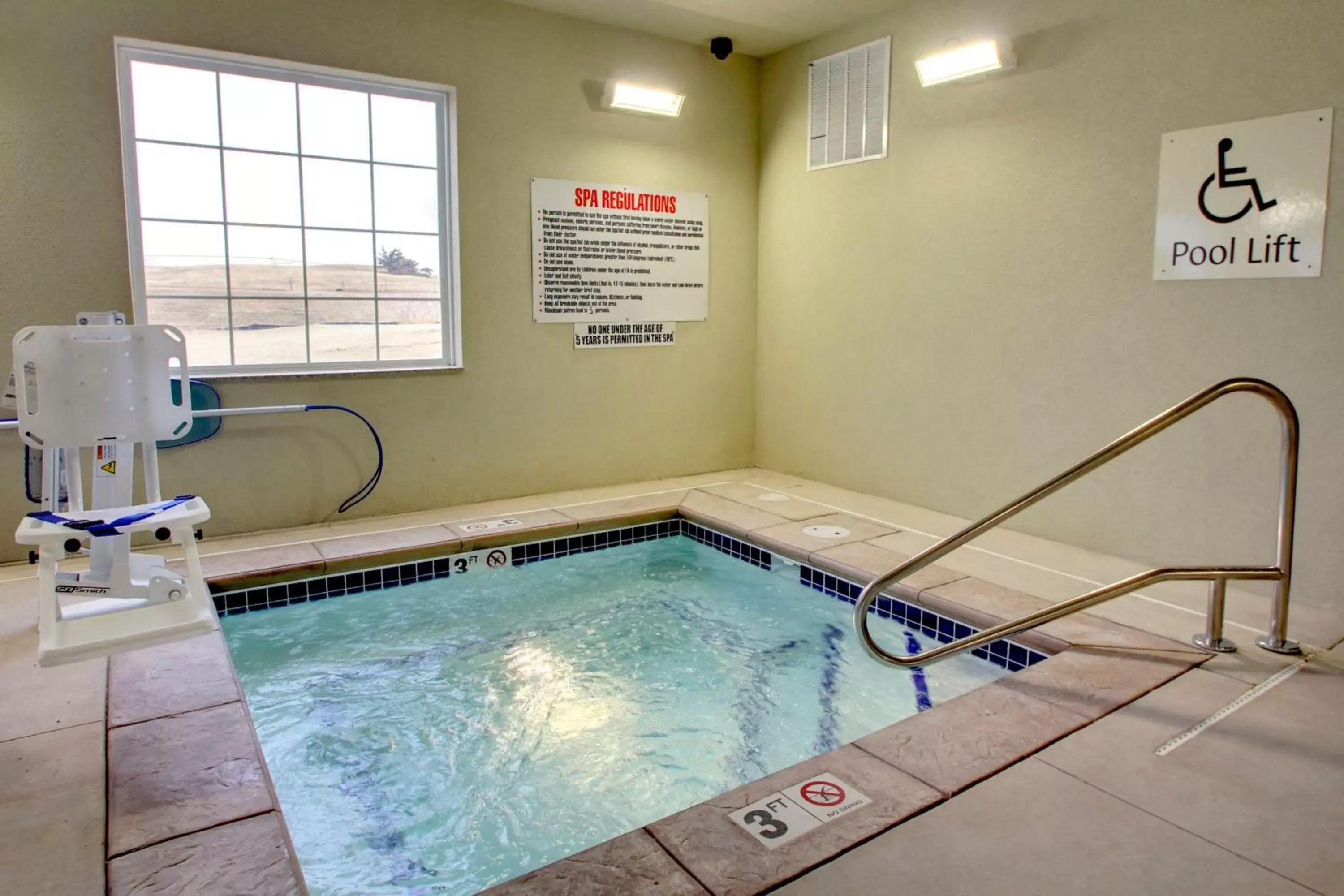 Hot Tub, Swimming Pool in Stanton Inn and Suites