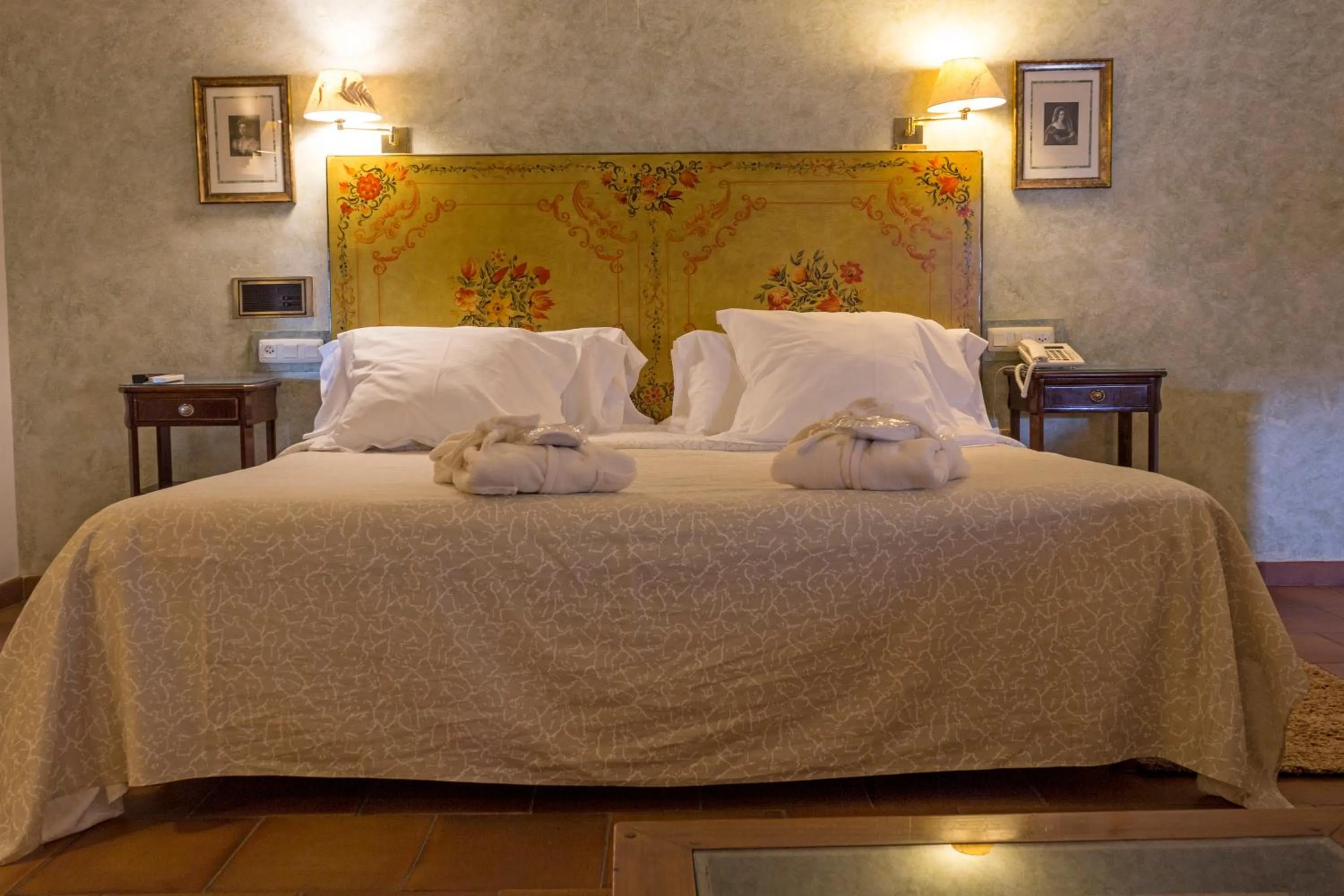 Bed in Hotel Leonor de Aquitania