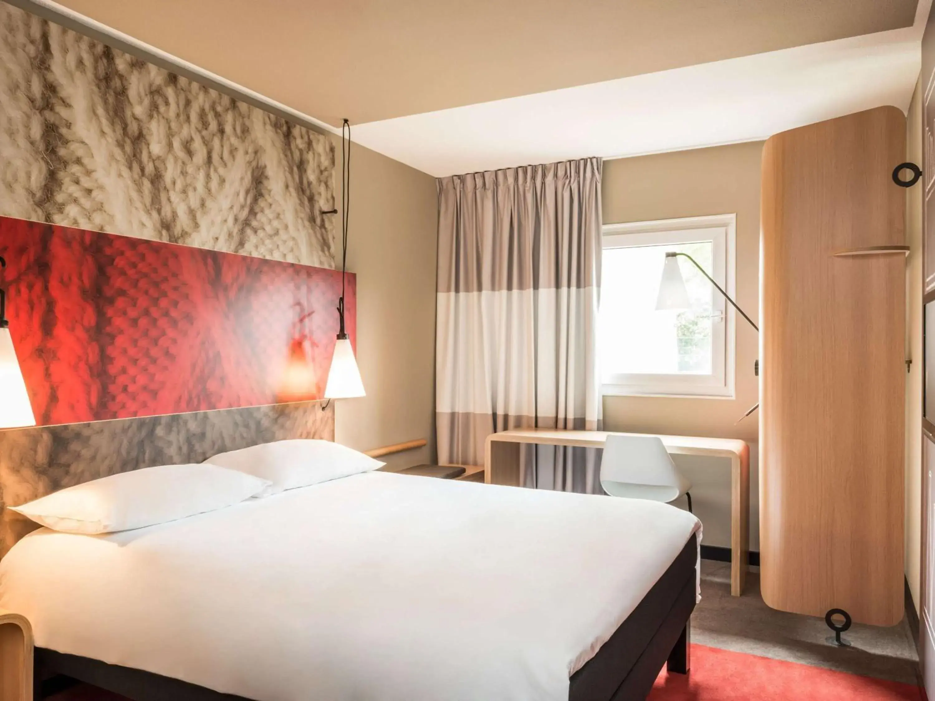 Bedroom, Bed in Hôtel Ibis Cognac Centre