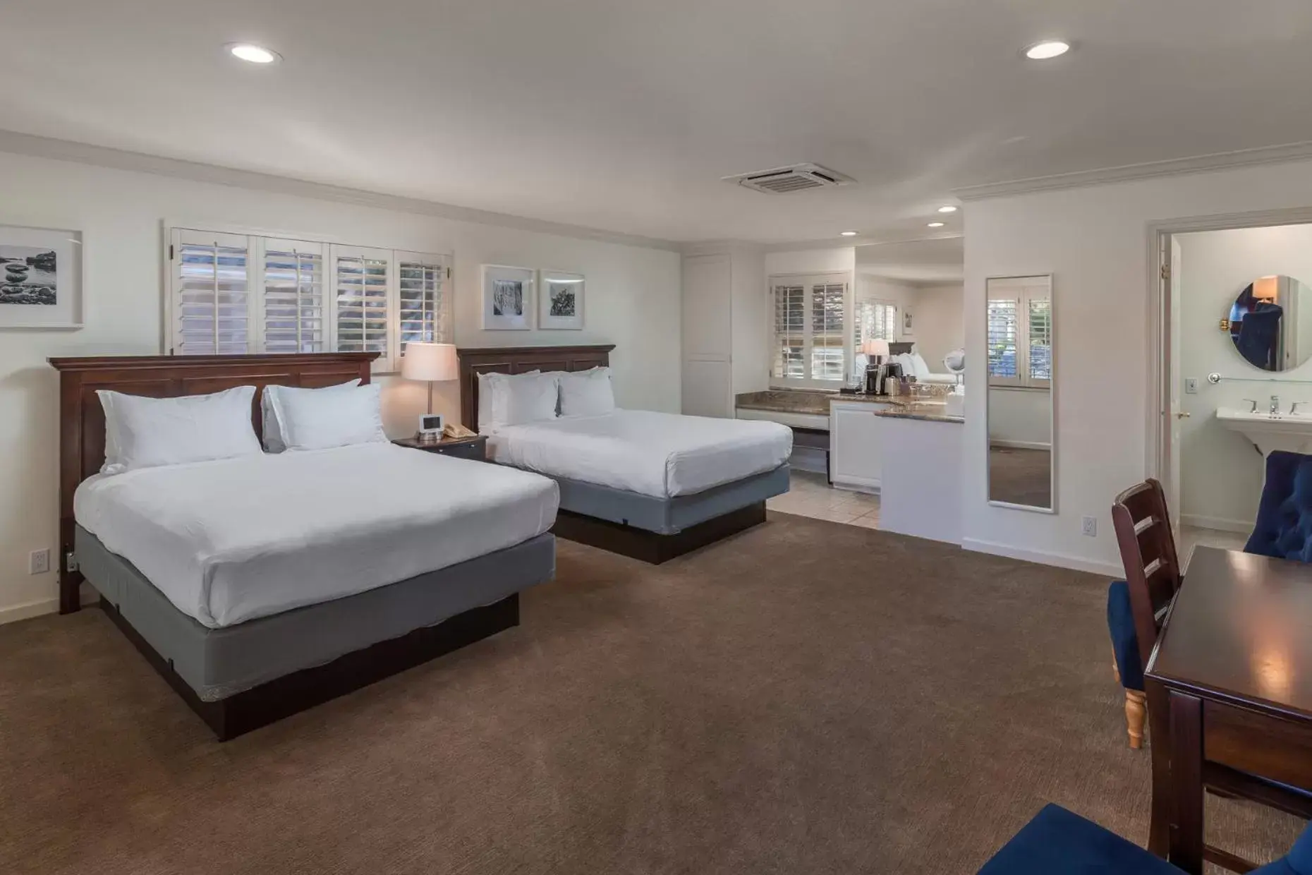 Deluxe Queen Room with Two Queen Beds in Saratoga Oaks Lodge