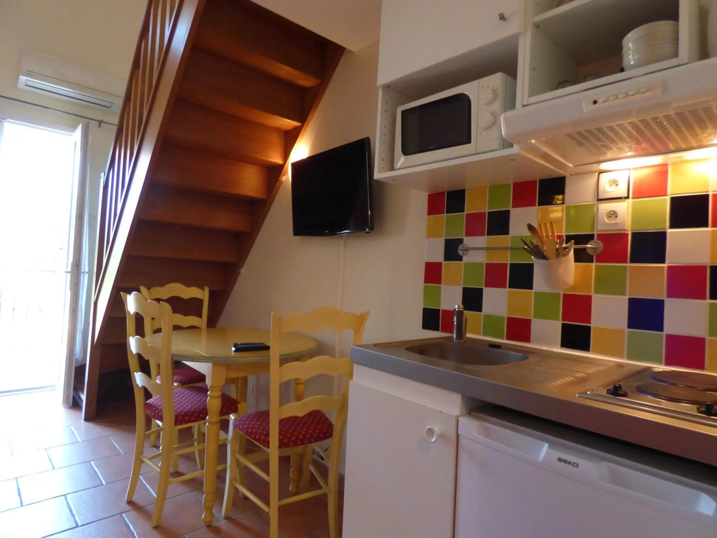 Dining area, Kitchen/Kitchenette in Appart'Hotel Festival Sud Aqua - Avignon TGV