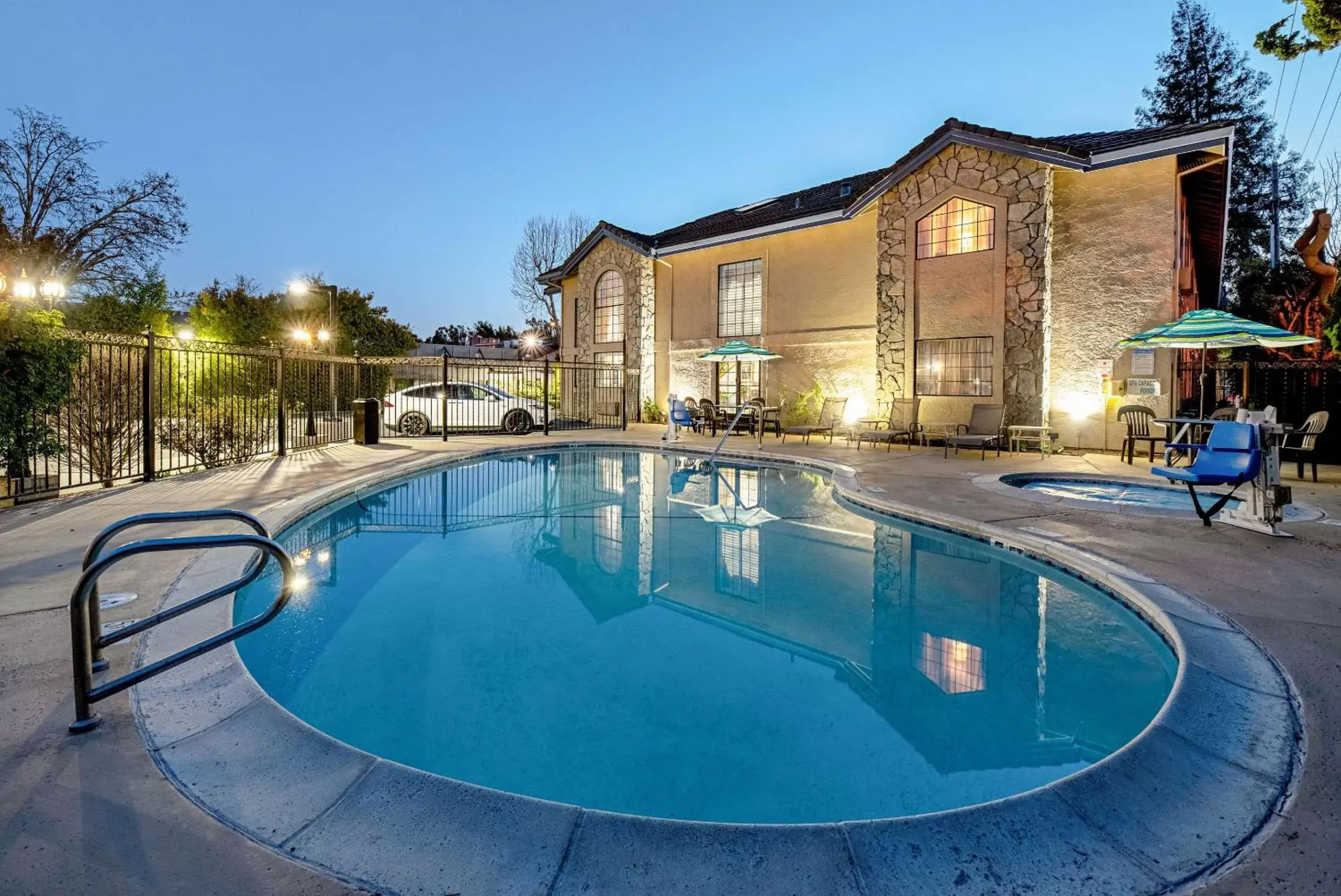 Swimming pool in Clarion Inn Silicon Valley Swimming pool in Clarion Inn Silicon Valley