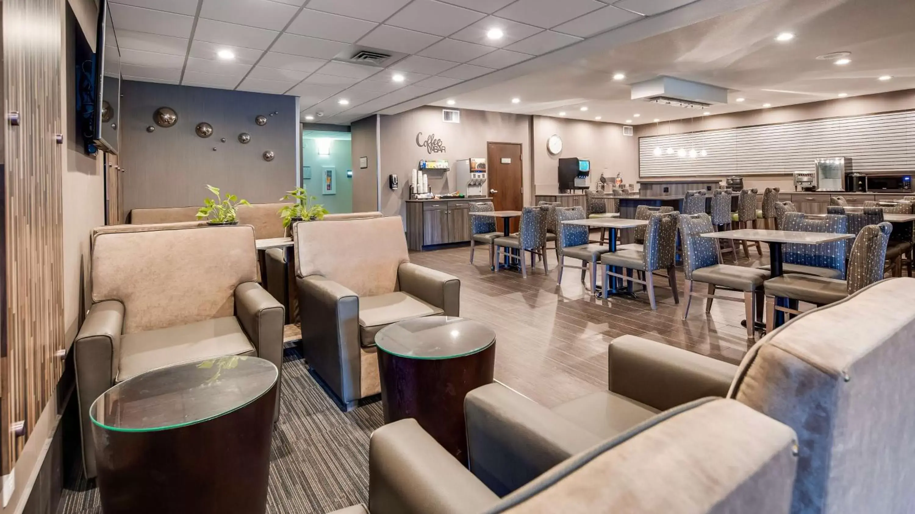 Lobby or reception, Lounge/Bar in Best Western Plus Spokane North