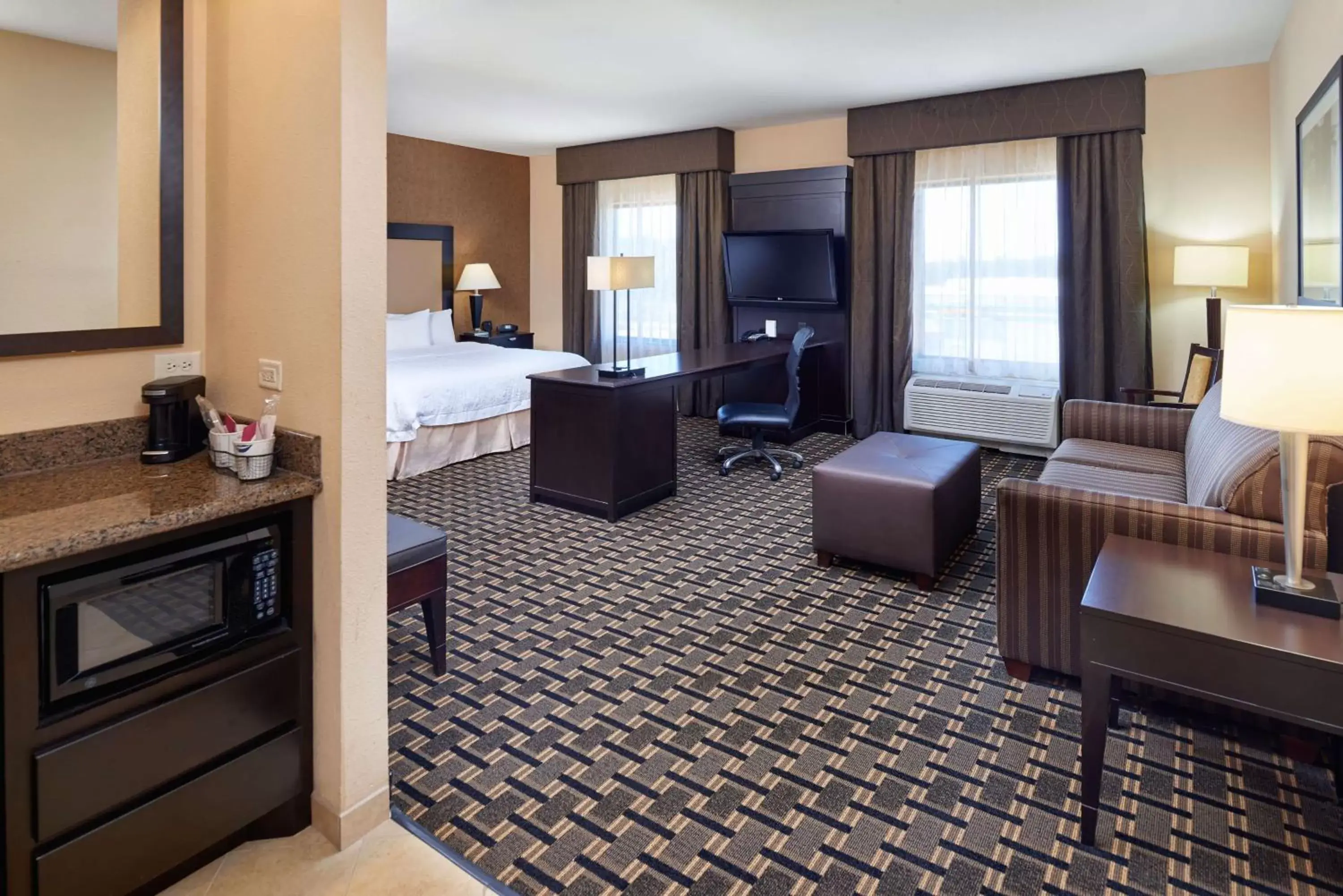 Bed, Seating Area in Hampton Inn & Suites Longview North