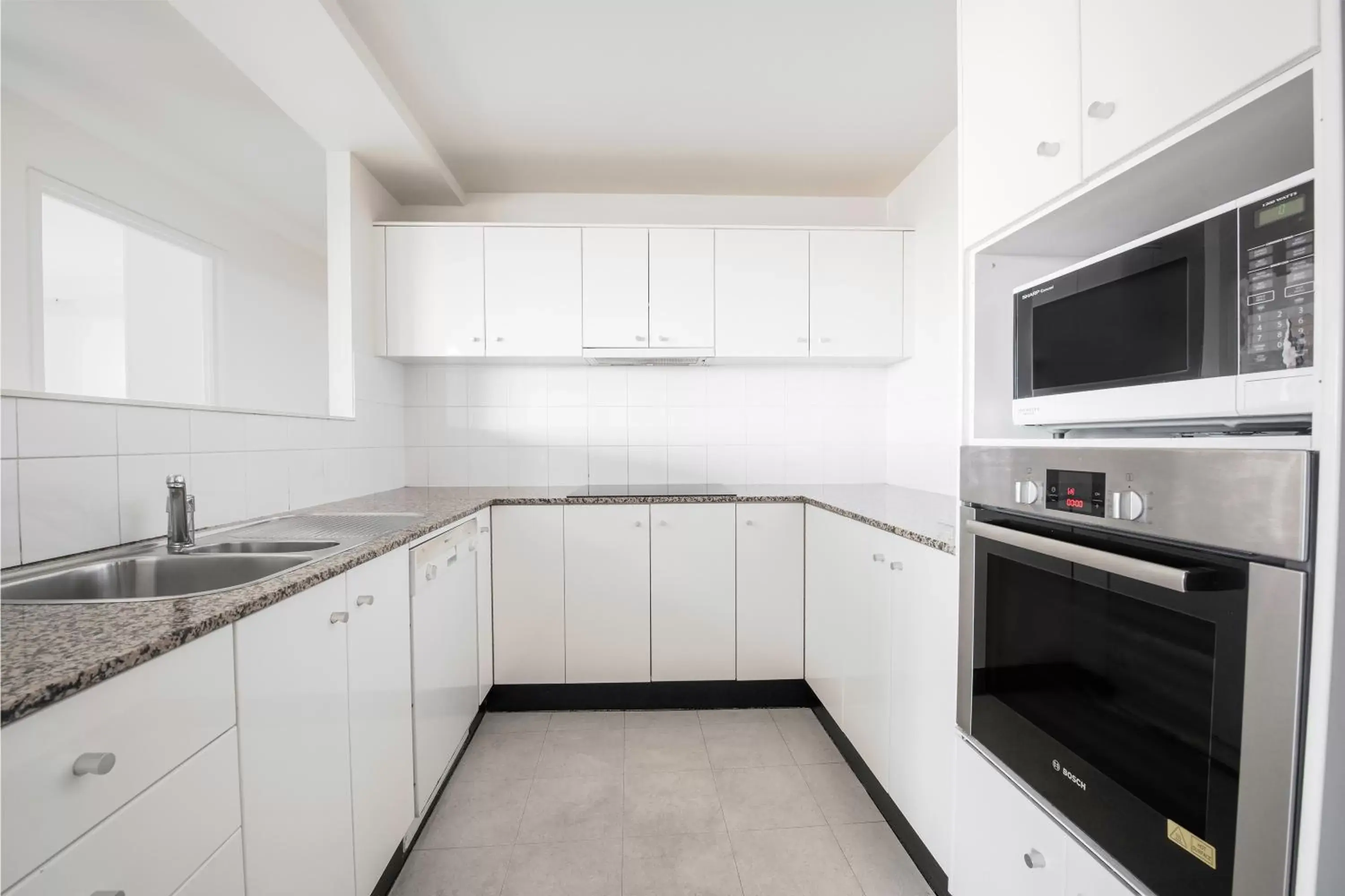 Kitchen or kitchenette, Kitchen/Kitchenette in BreakFree Capital Tower Apartments