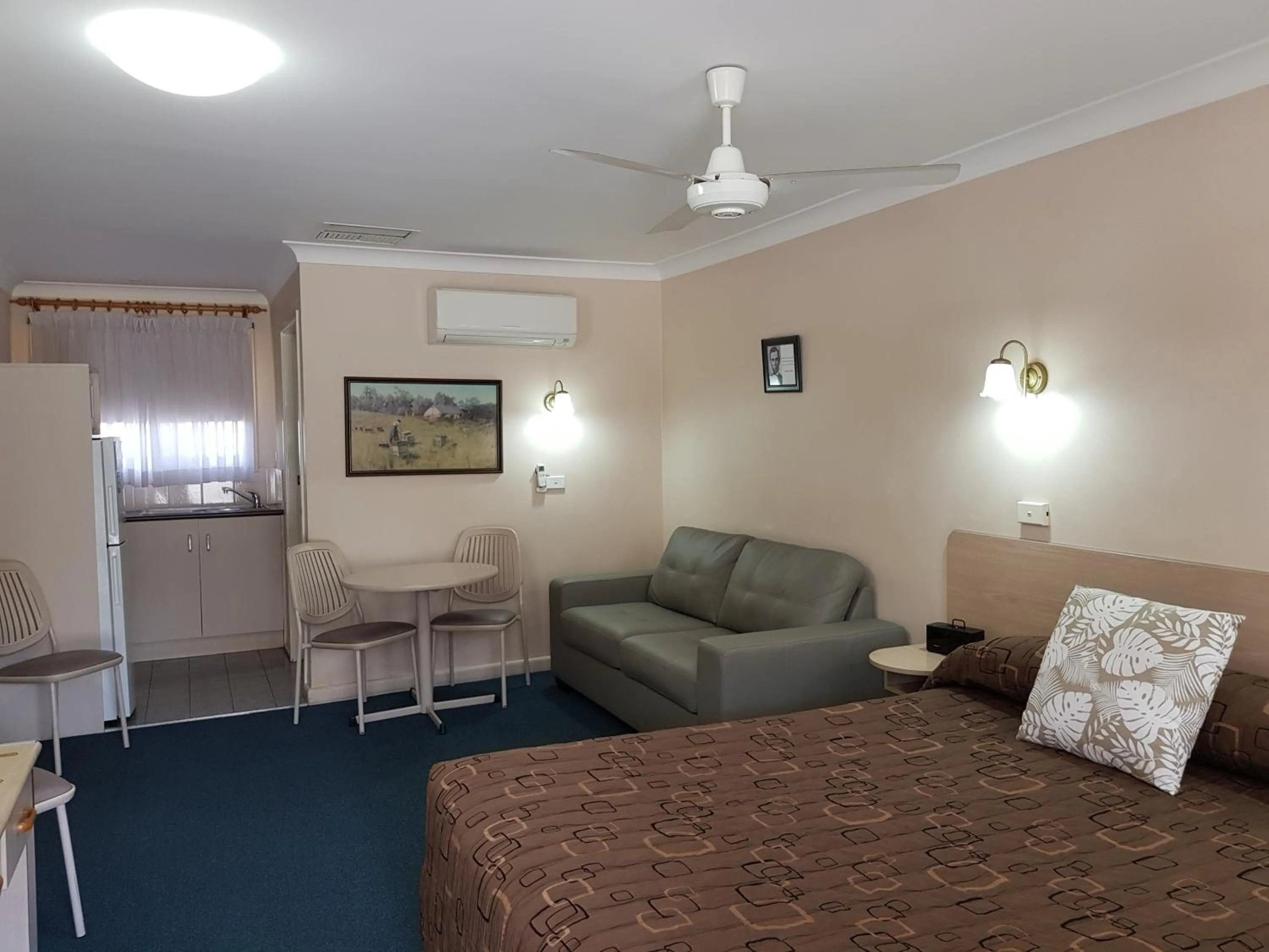 Photo of the whole room, Bed in Abraham Lincoln Motel