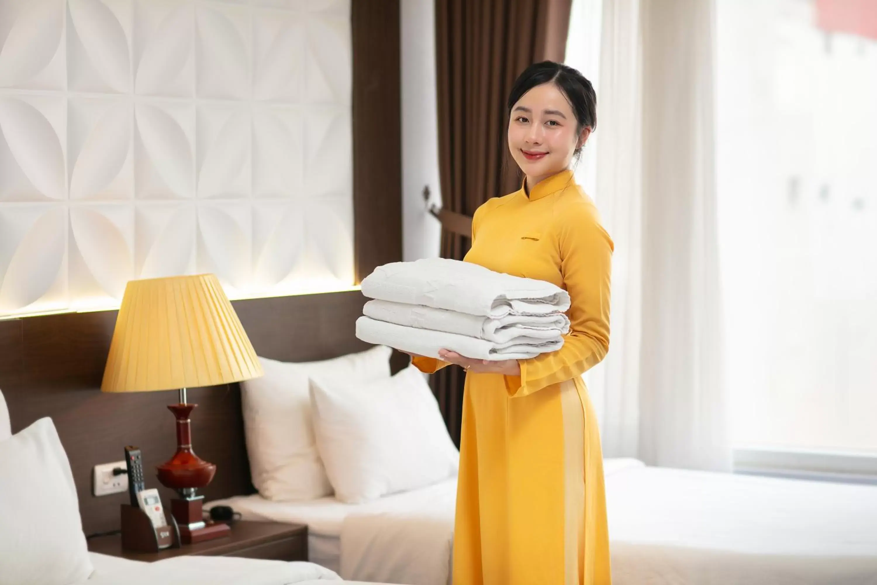 Staff, Bed in Hanoi Diamond King Hotel & Travel