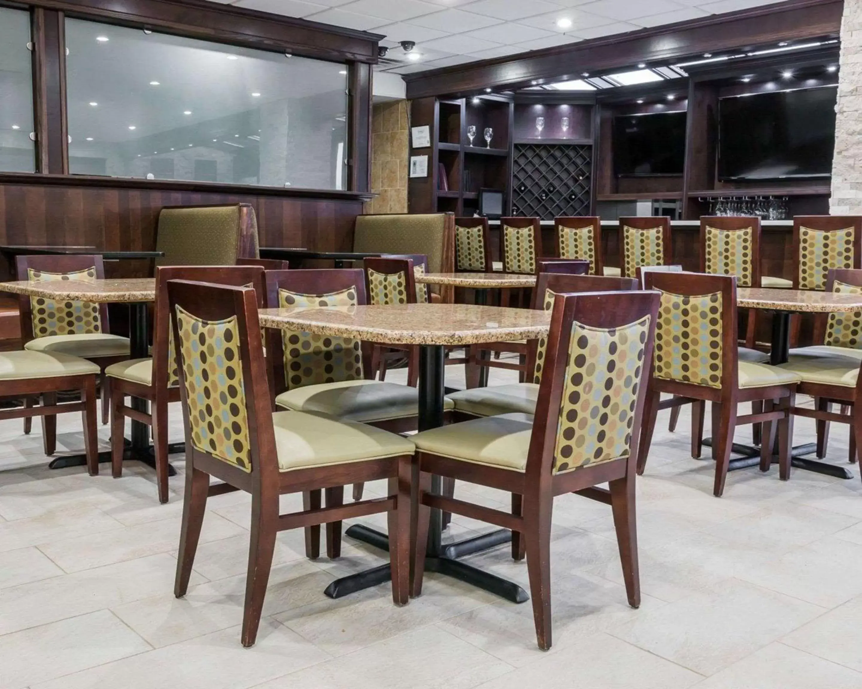 Restaurant/Places to Eat in Comfort Inn Metro Airport Romulus