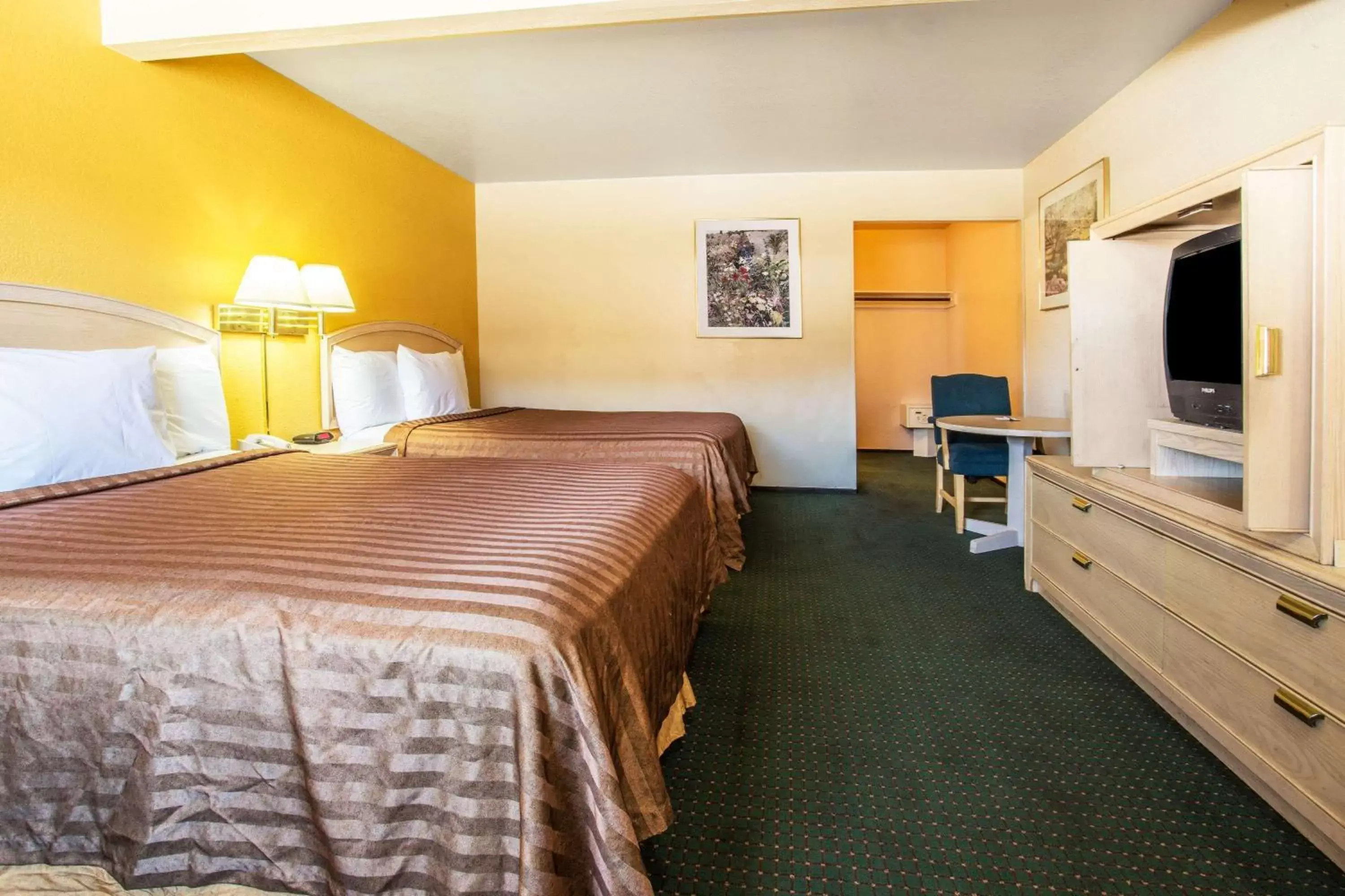 Photo of the whole room, Bed in Travelodge by Wyndham Turlock