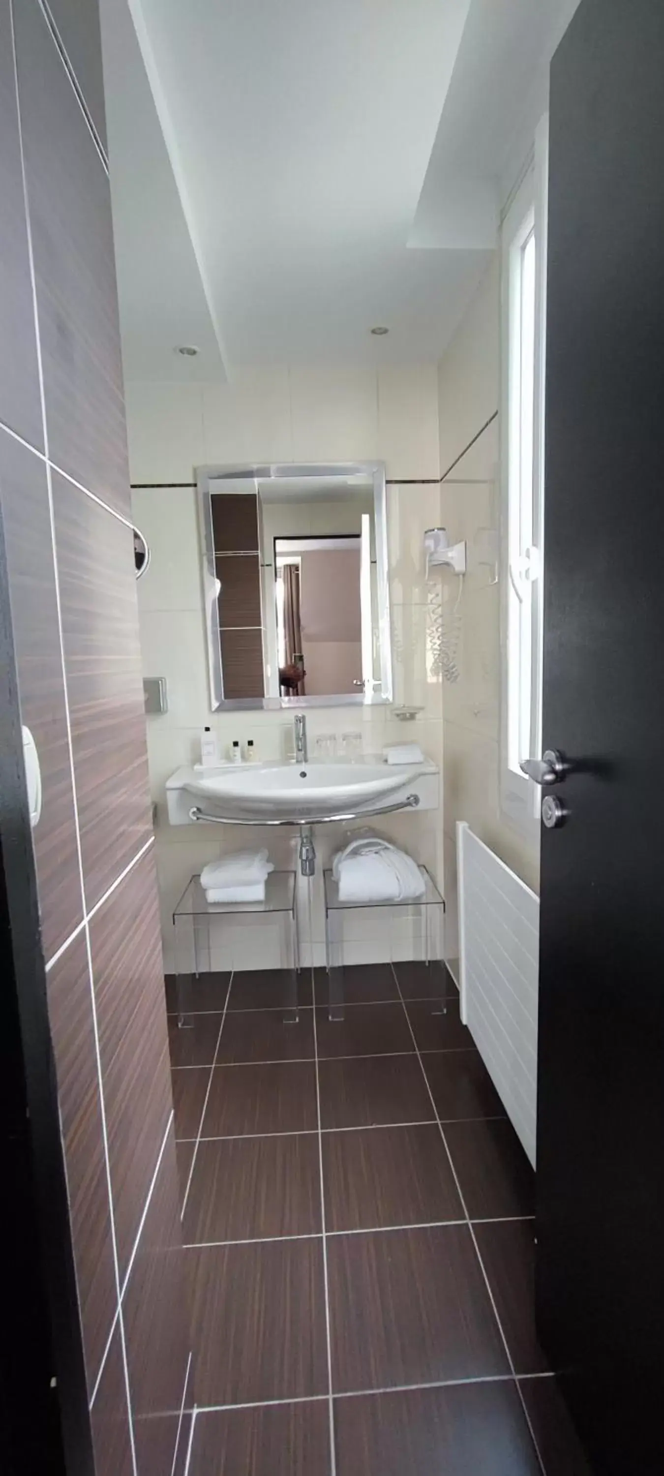Bathroom in Hotel Elysées Bassano