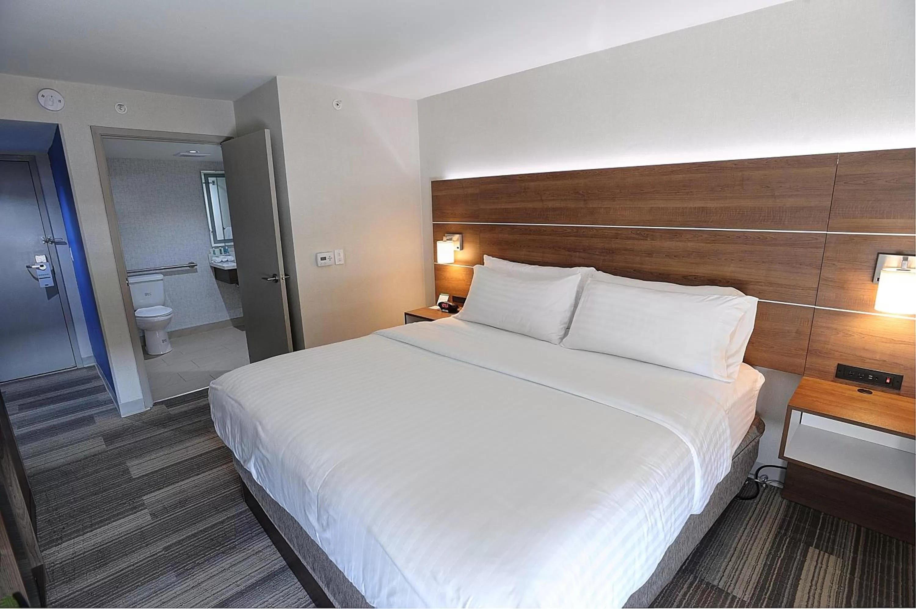 Photo of the whole room, Bed in Holiday Inn Express & Suites Toronto Airport West by IHG