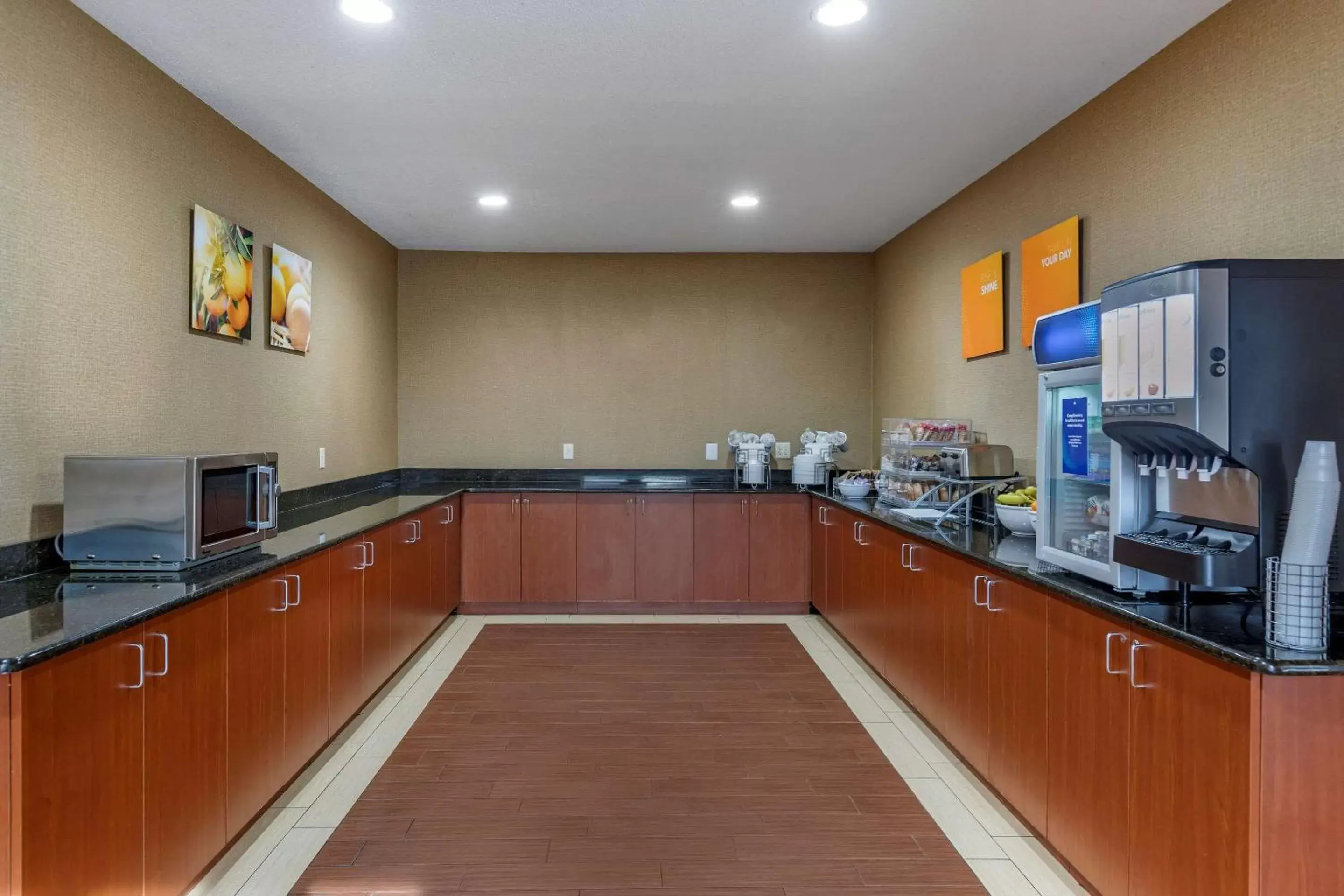 Restaurant/places to eat in Comfort Suites Southfield