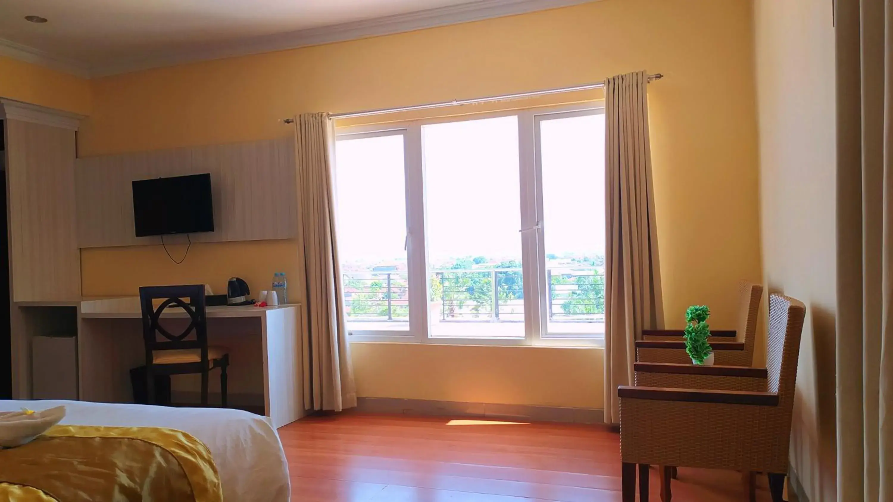 Bedroom, TV/Entertainment Center in Puri Saron Denpasar Hotel